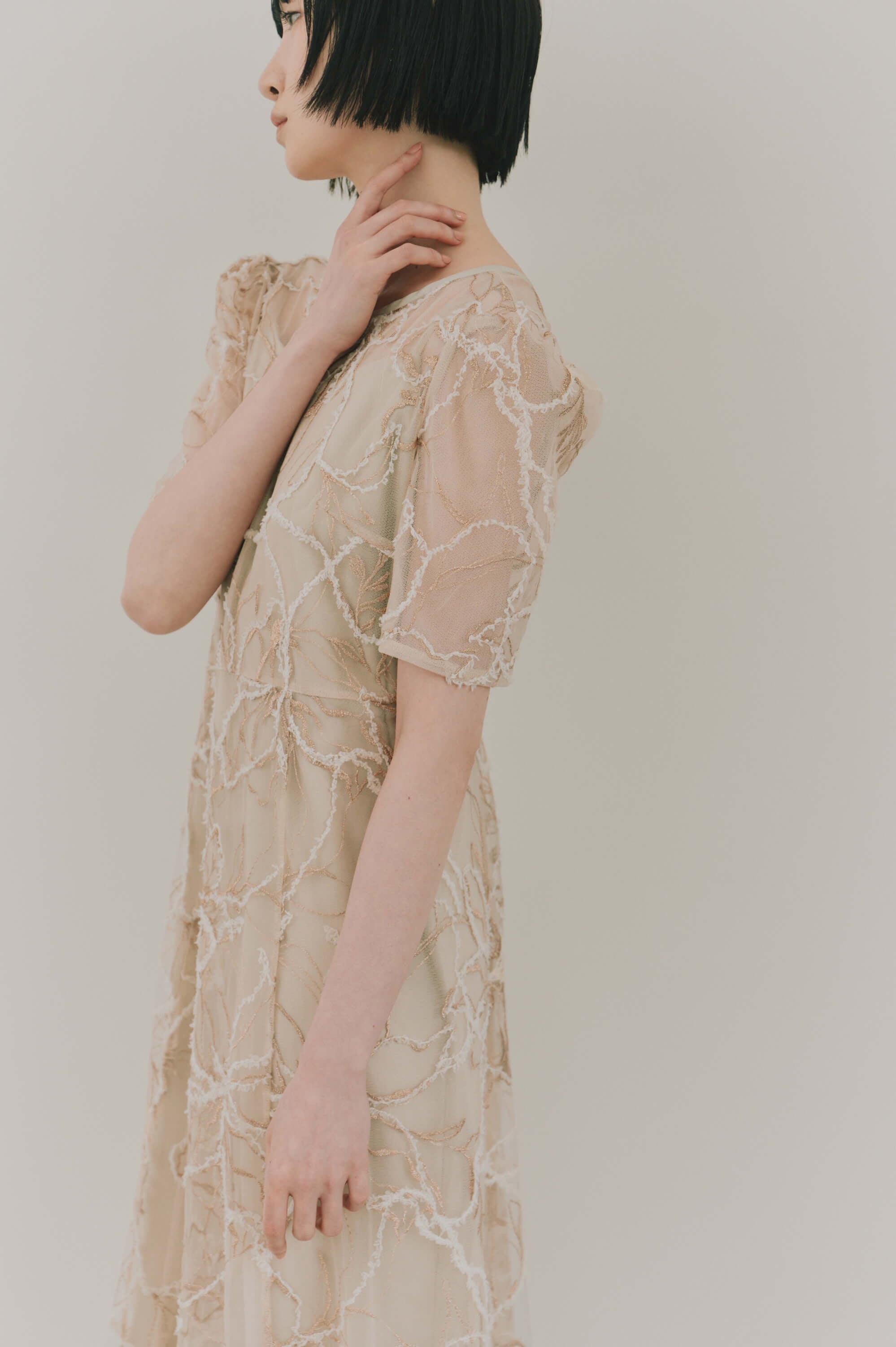 kaene エンブロイダリーモールレースドレス / 101187 結婚式ドレス beige | モデル身長161cm 着用サイズS(36)