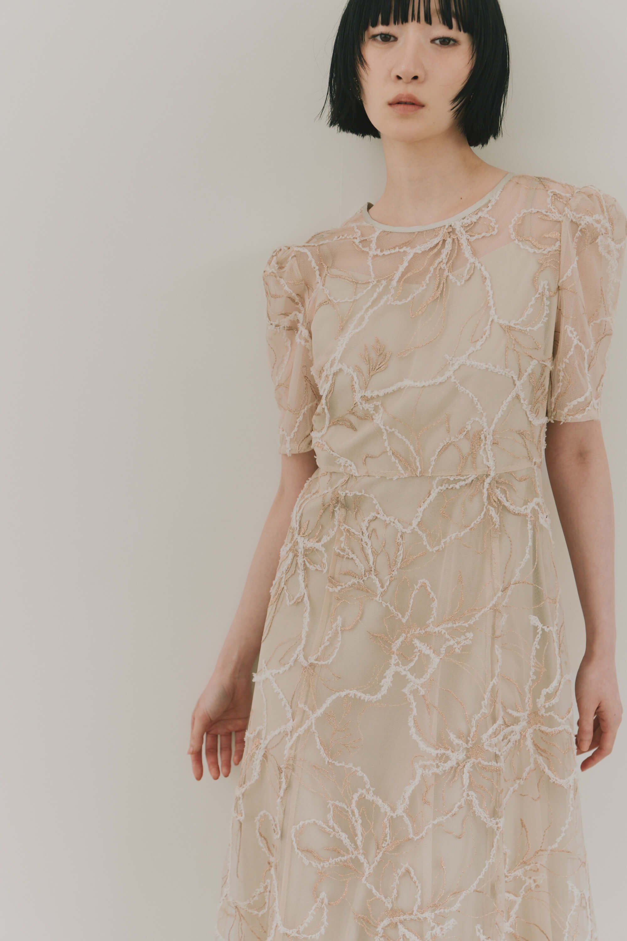 kaene エンブロイダリーモールレースドレス / 101187 結婚式ドレス beige | モデル身長161cm 着用サイズS(36)