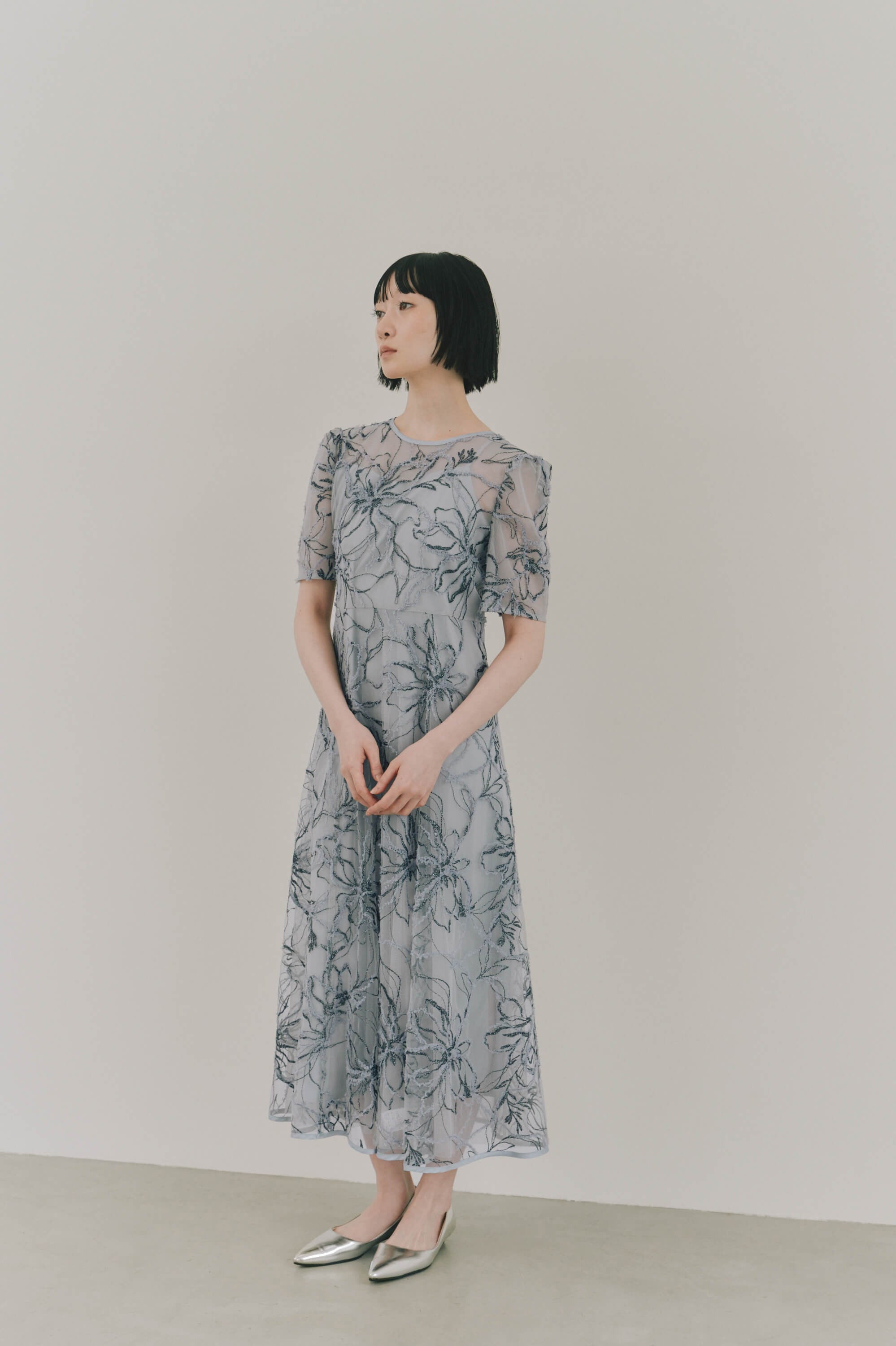 kaene エンブロイダリーモールレースドレス / 101187 結婚式ドレス bluegray | モデル身長161cm 着用サイズS(36)