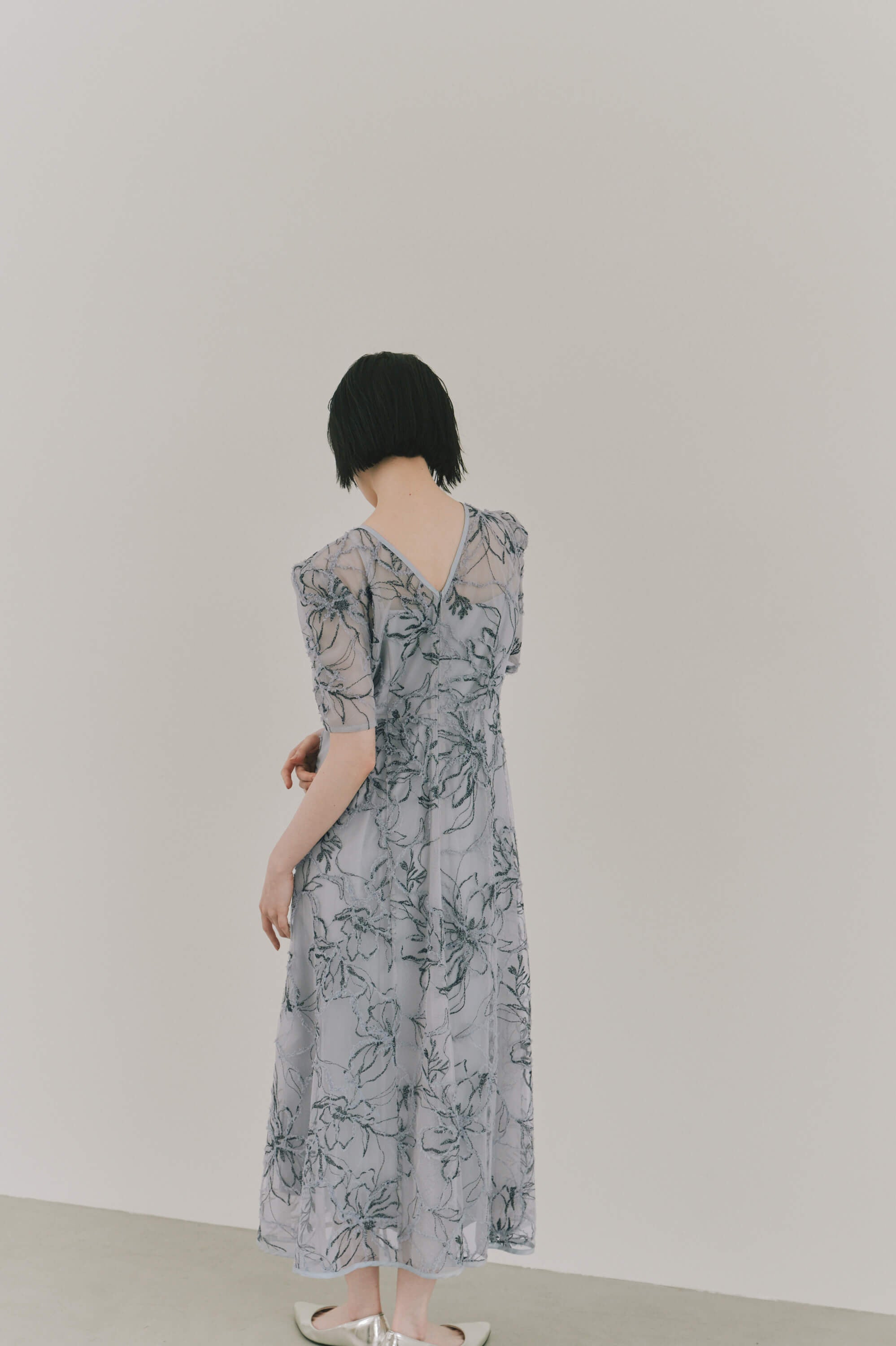 kaene エンブロイダリーモールレースドレス / 101187 結婚式ドレス bluegray | モデル身長161cm 着用サイズS(36)