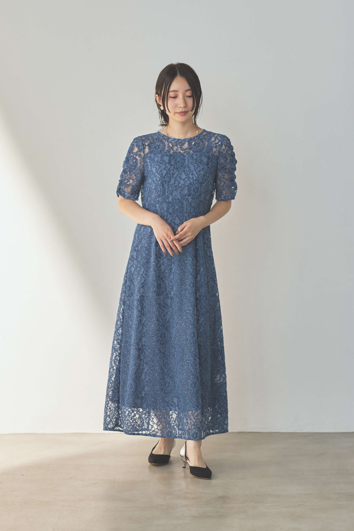kaene 配色レースエプロンドレス / 101205 結婚式用ゲストドレス blue | モデル身長160cm 着用サイズM(38)