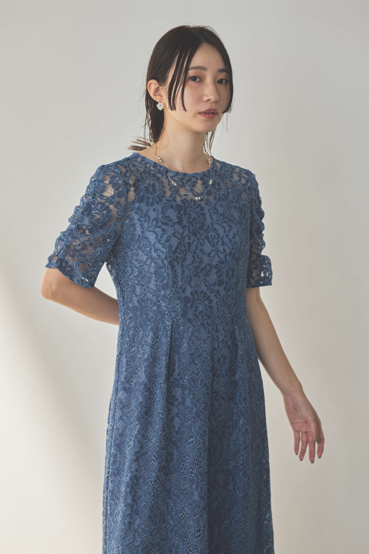 kaene 配色レースエプロンドレス / 101205 結婚式用ゲストドレス blue | モデル身長160cm 着用サイズM(38)