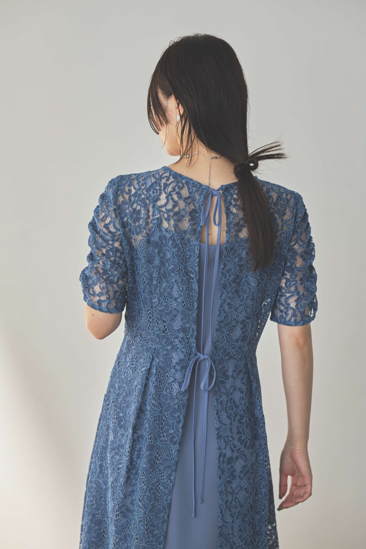 kaene 配色レースエプロンドレス / 101205 結婚式用ゲストドレス blue | モデル身長160cm 着用サイズM(38)