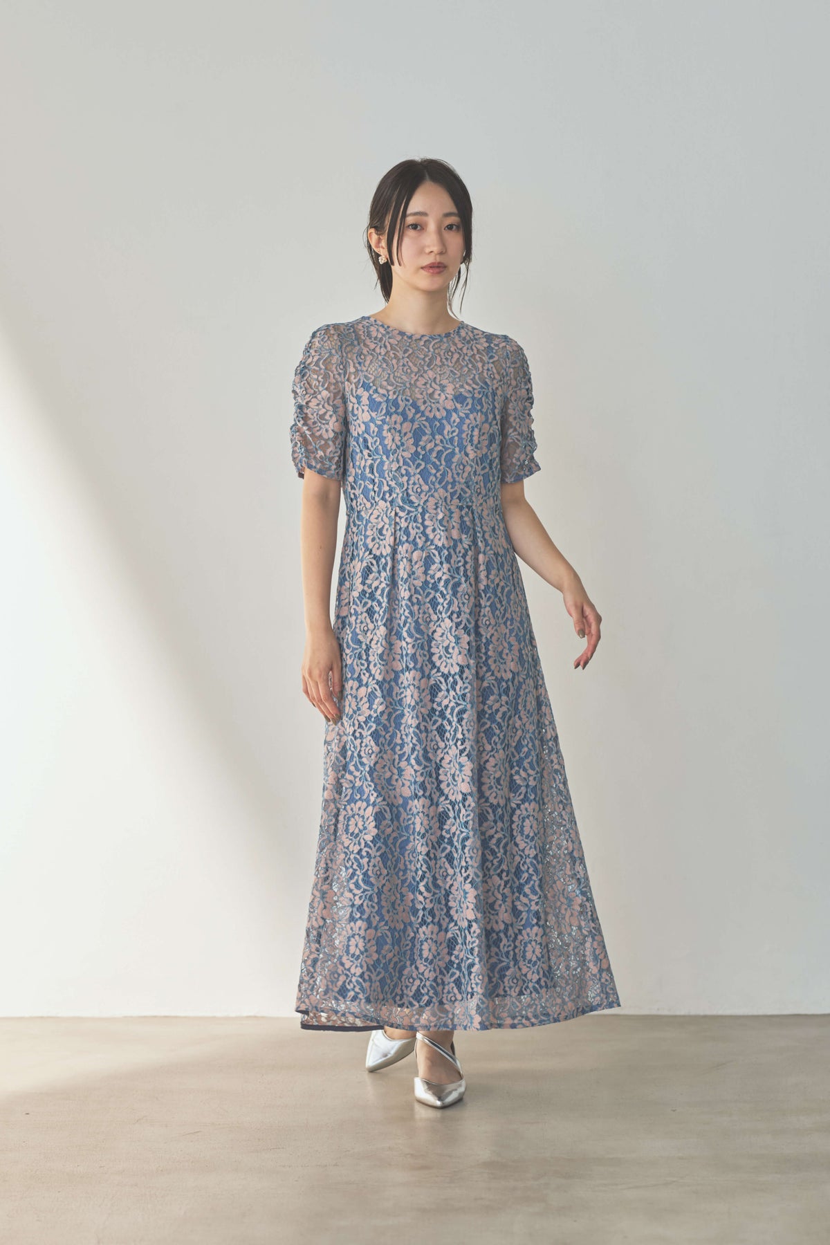 kaene 配色レースエプロンドレス / 101205 結婚式用ゲストドレス sax | モデル身長160cm 着用サイズM(38)