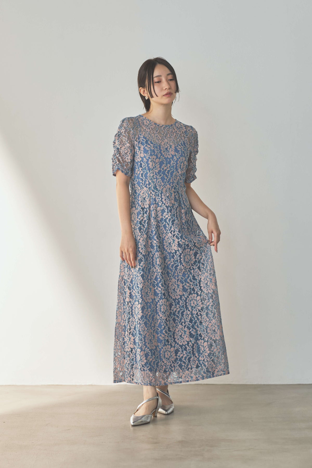kaene 配色レースエプロンドレス / 101205 結婚式用ゲストドレス sax | モデル身長160cm 着用サイズM(38)