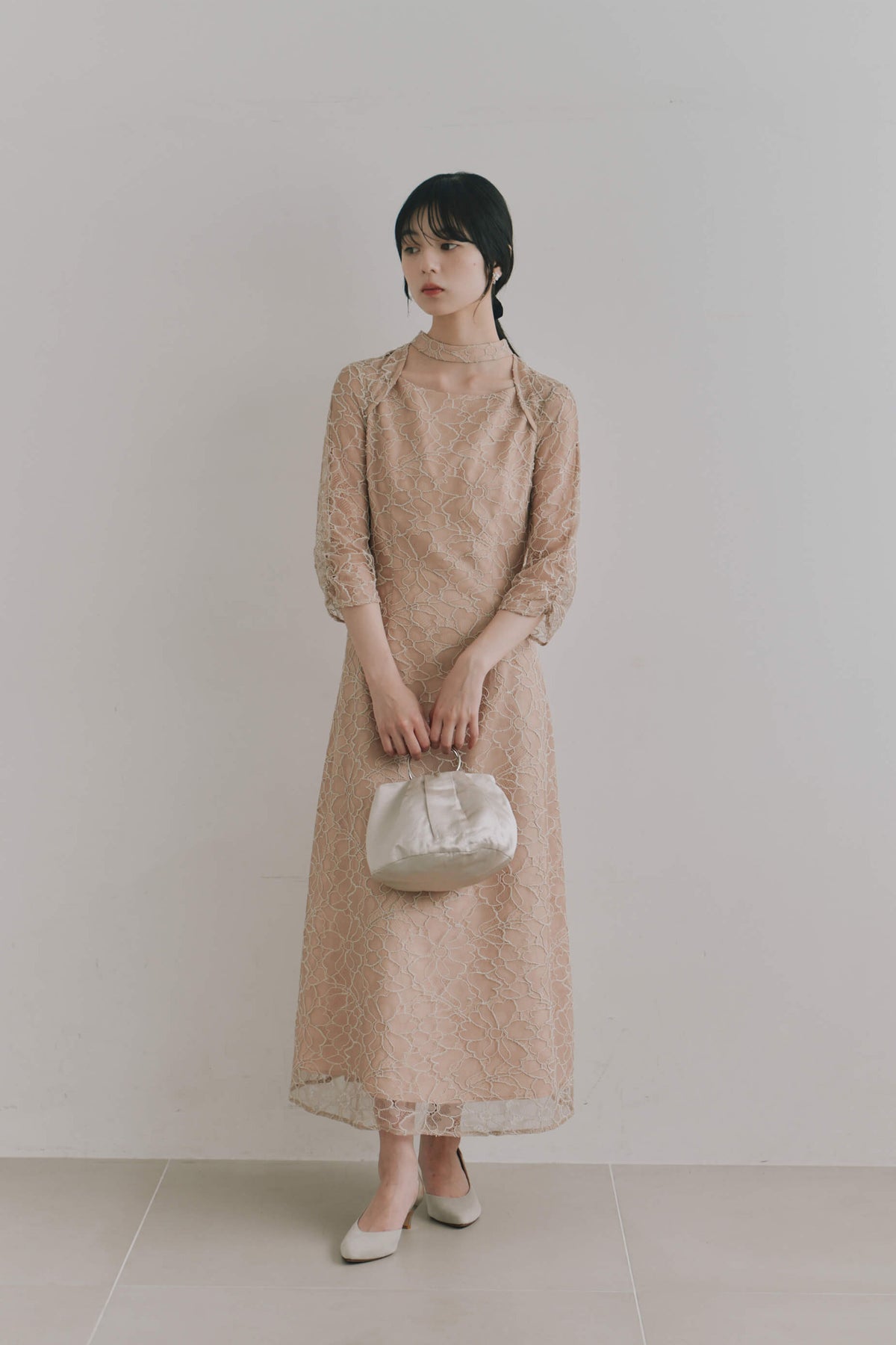 kaene コードレースチョーカーネックドレス / 101206 結婚式用ゲストドレス beige | モデル身長162cm 着用サイズS(36)