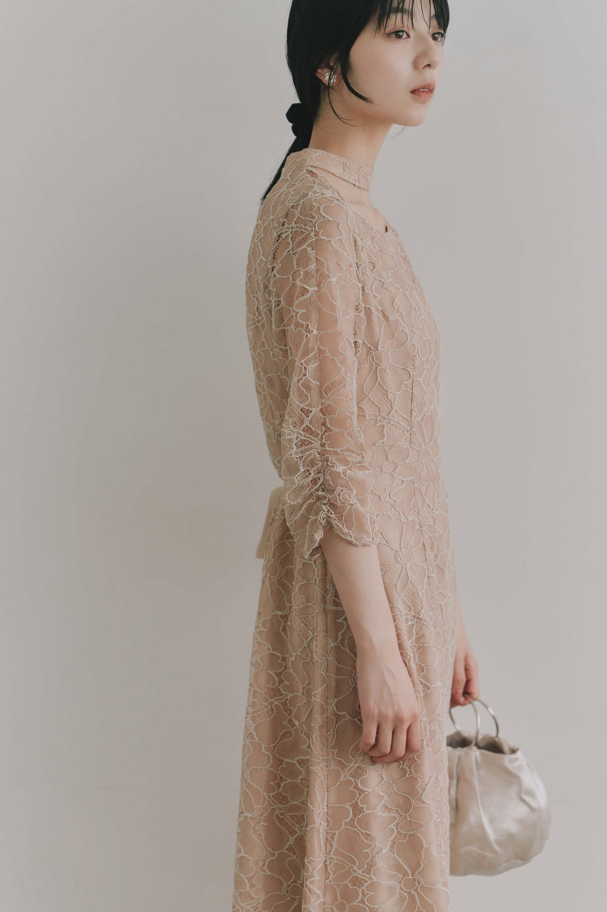 kaene コードレースチョーカーネックドレス / 101206 結婚式用ゲストドレス beige | モデル身長162cm 着用サイズS(36)