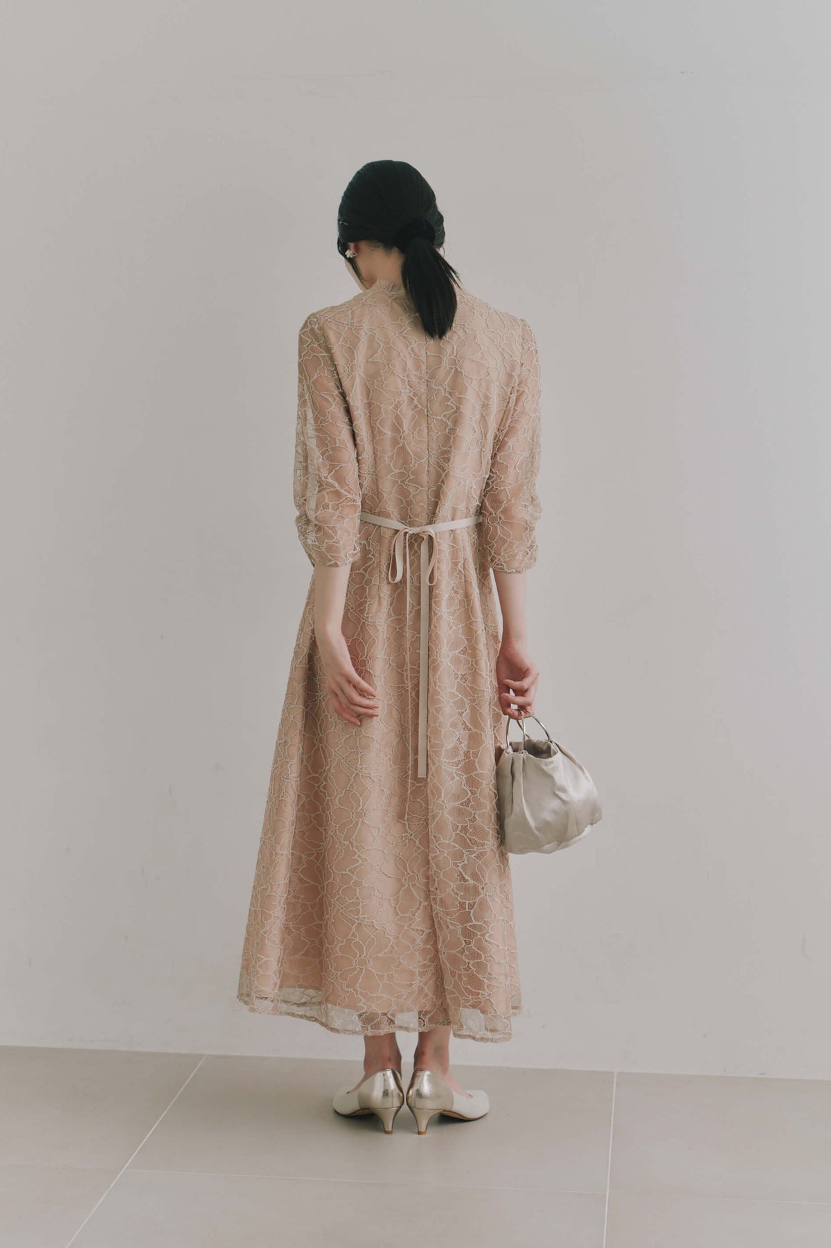 kaene コードレースチョーカーネックドレス / 101206 結婚式用ゲストドレス beige | モデル身長162cm 着用サイズS(36)
