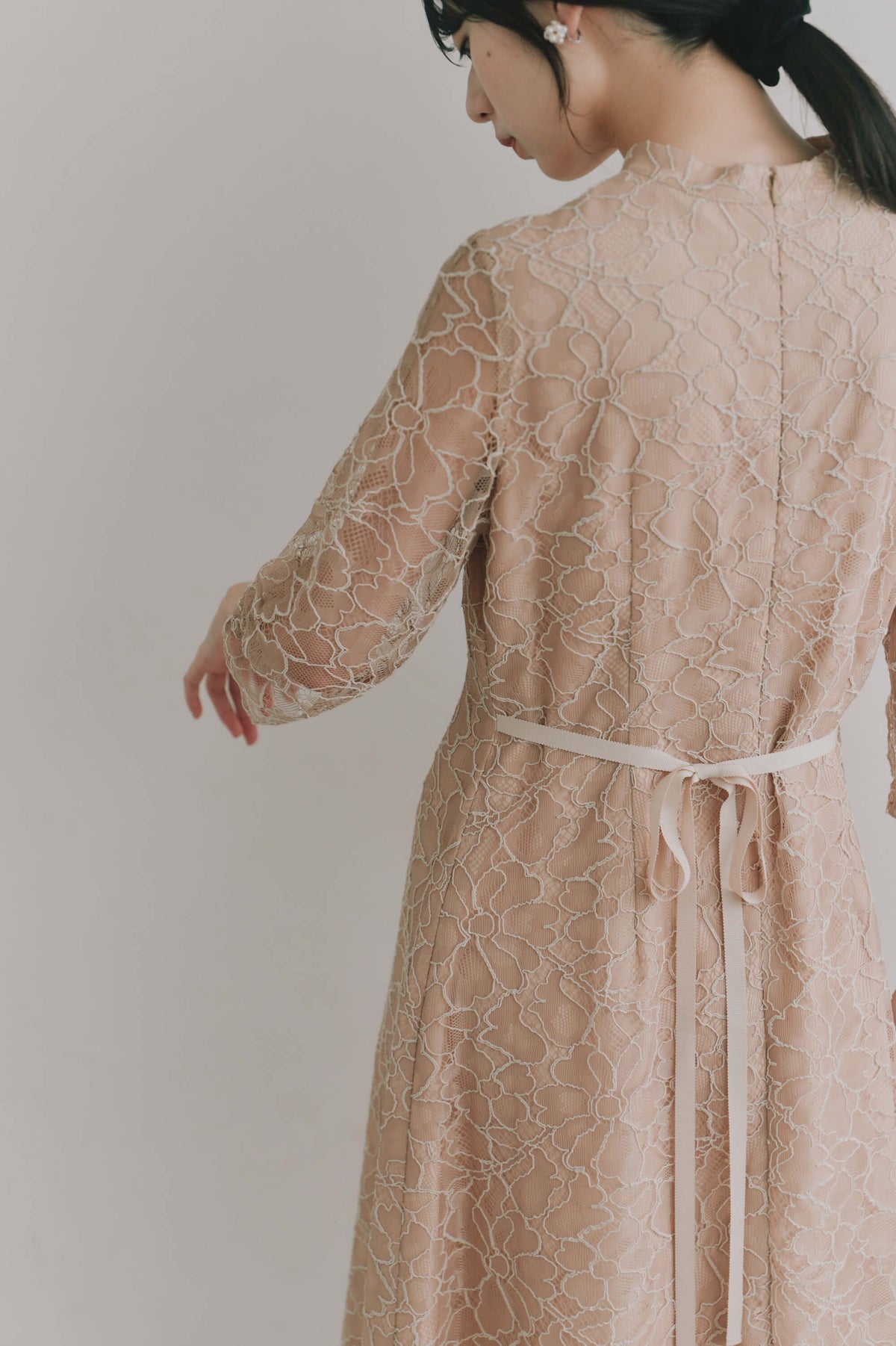 kaene コードレースチョーカーネックドレス / 101206 結婚式用ゲストドレス beige | モデル身長162cm 着用サイズS(36)