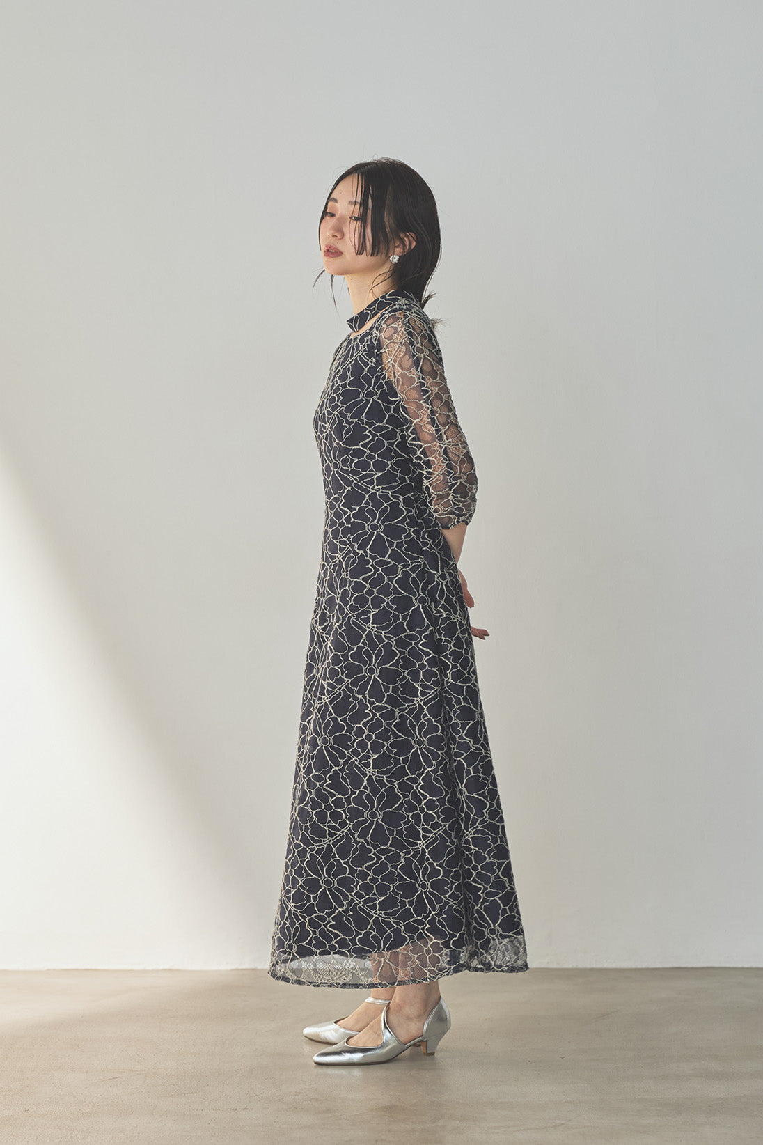 kaene コードレースチョーカーネックドレス / 101206 結婚式用ゲストドレス navy | モデル身長160cm 着用サイズS(36)