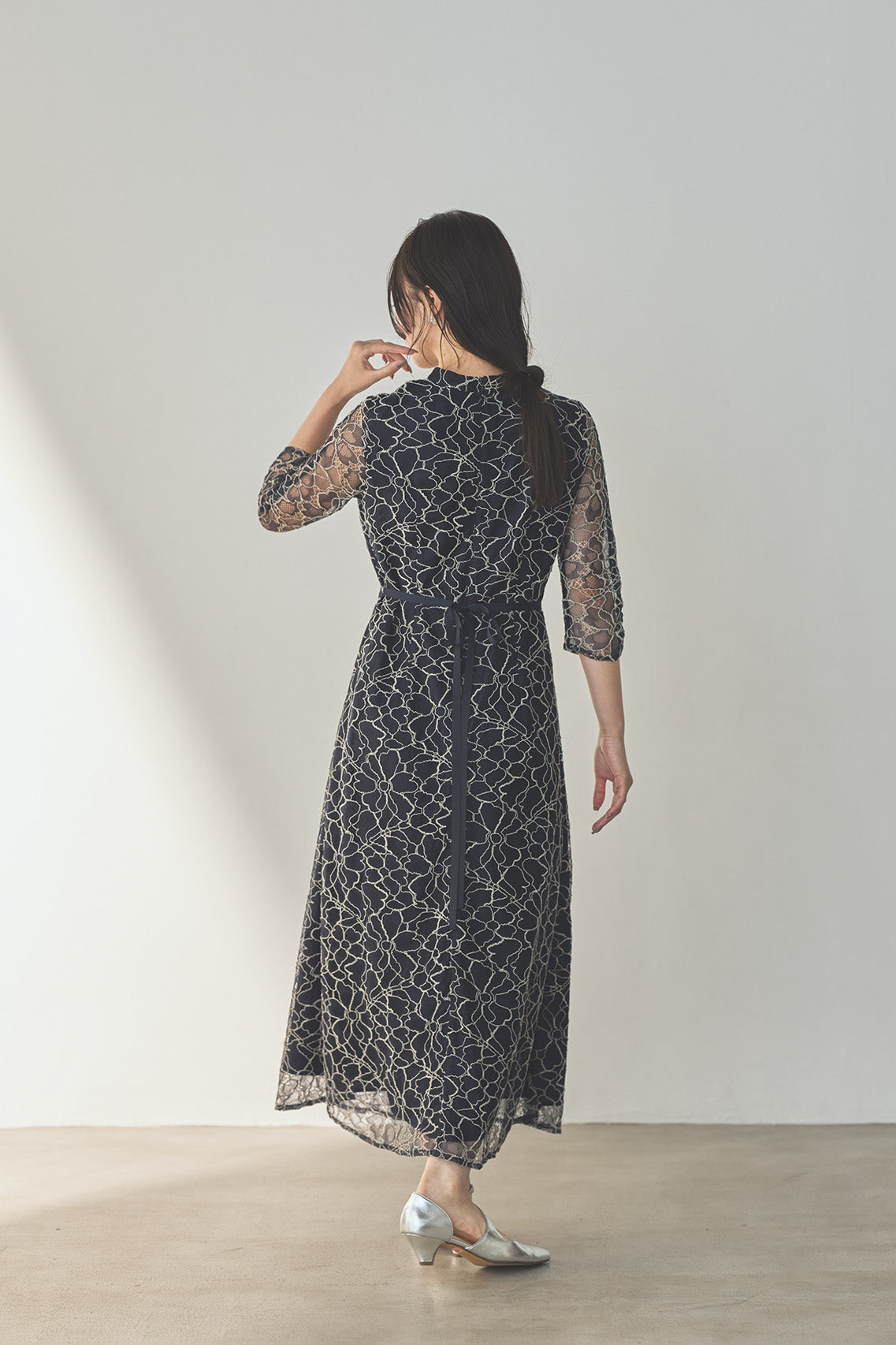 kaene コードレースチョーカーネックドレス / 101206 結婚式用ゲストドレス navy | モデル身長160cm 着用サイズS(36)