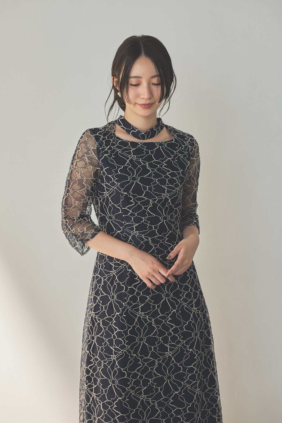 kaene コードレースチョーカーネックドレス / 101206 結婚式用ゲストドレス navy | モデル身長160cm 着用サイズS(36)