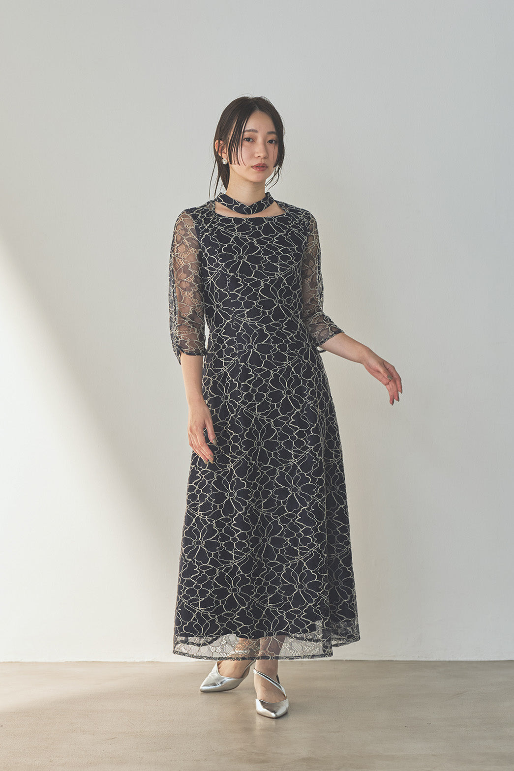 kaene コードレースチョーカーネックドレス / 101206 結婚式用ゲストドレス navy | モデル身長160cm 着用サイズS(36)