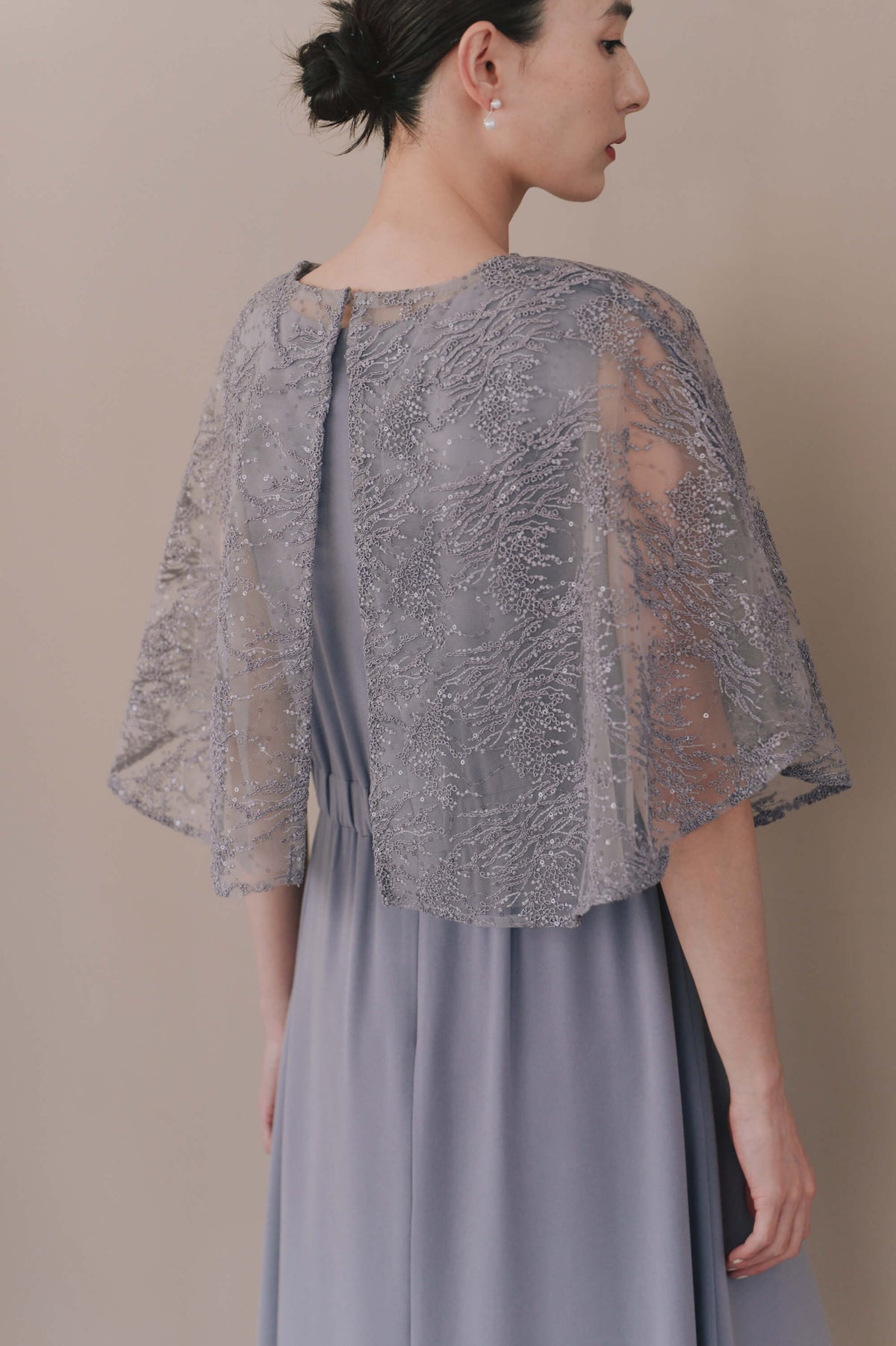kaene レースケープセットドレス / 101210 結婚式用ゲストドレス lavender | モデル身長172cm 着用サイズM(38)