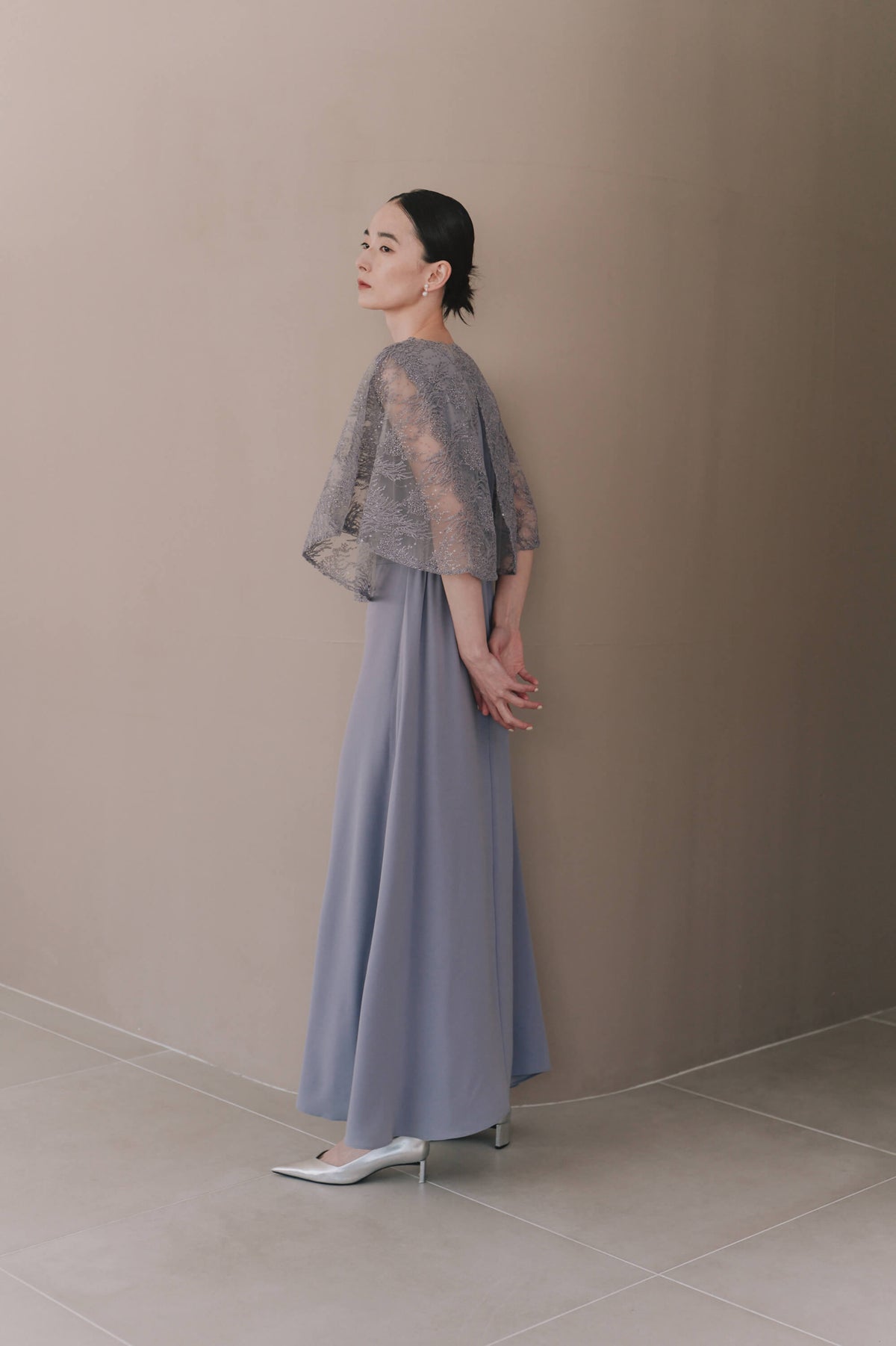 kaene レースケープセットドレス / 101210 結婚式用ゲストドレス lavender | モデル身長172cm 着用サイズM(38)