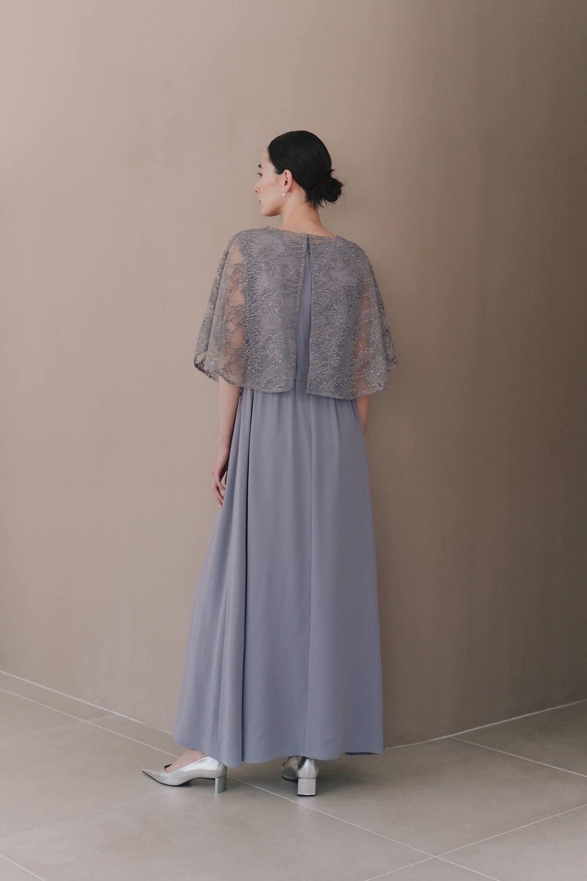 kaene レースケープセットドレス / 101210 結婚式用ゲストドレス lavender | モデル身長172cm 着用サイズM(38)