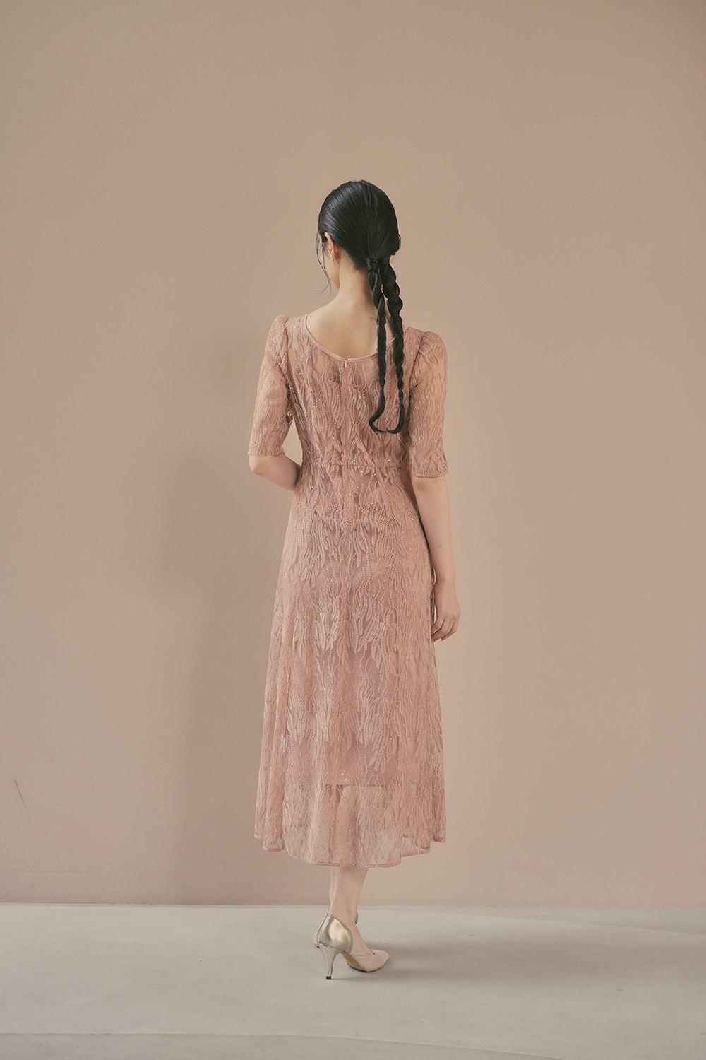 kaene スパンコールアネモネドレス / 100924 | モデル身長170cm 着用サイズ36