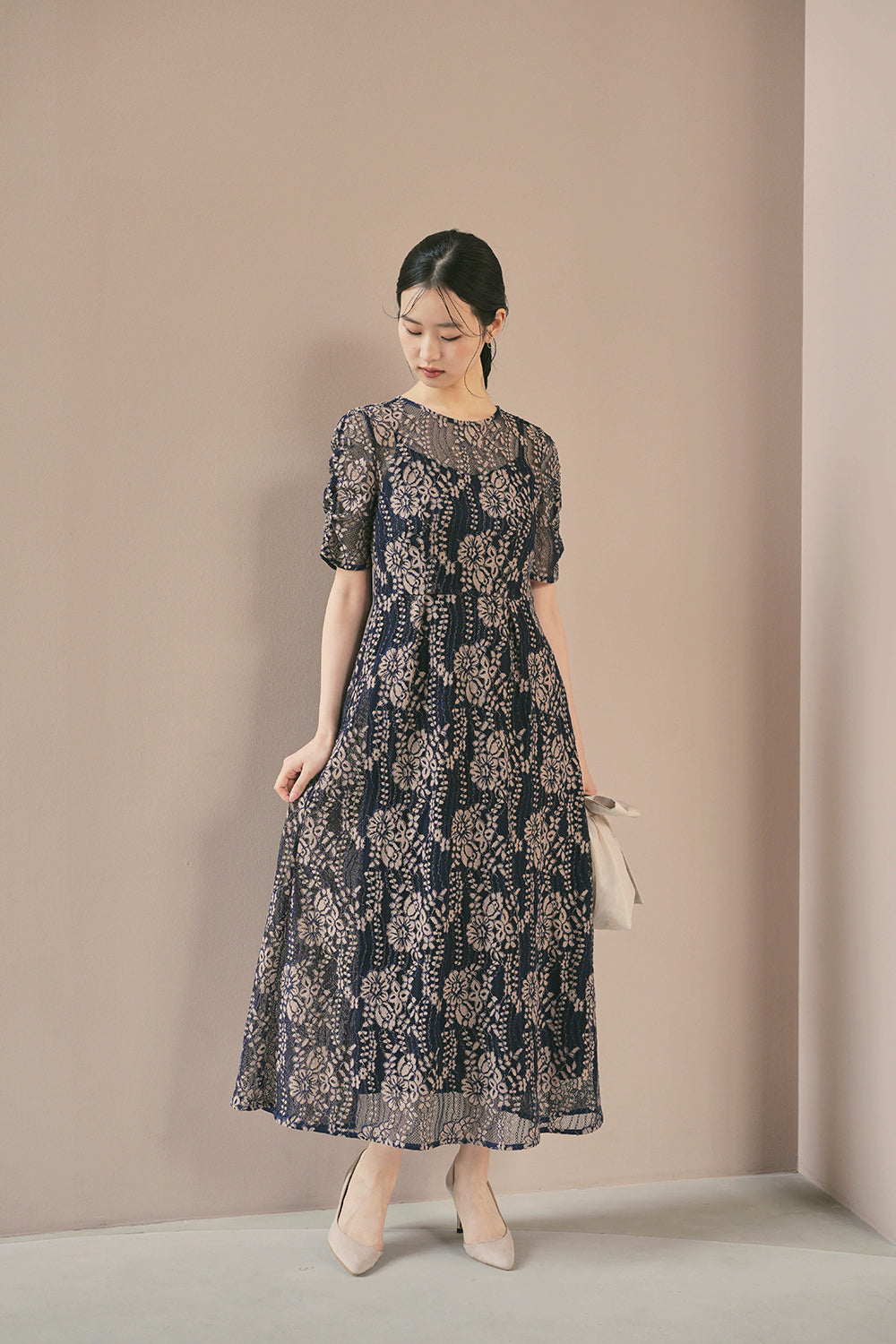 kaene 配色レースエプロンワンピース / 100604| モデル身長170cm 着用サイズ36