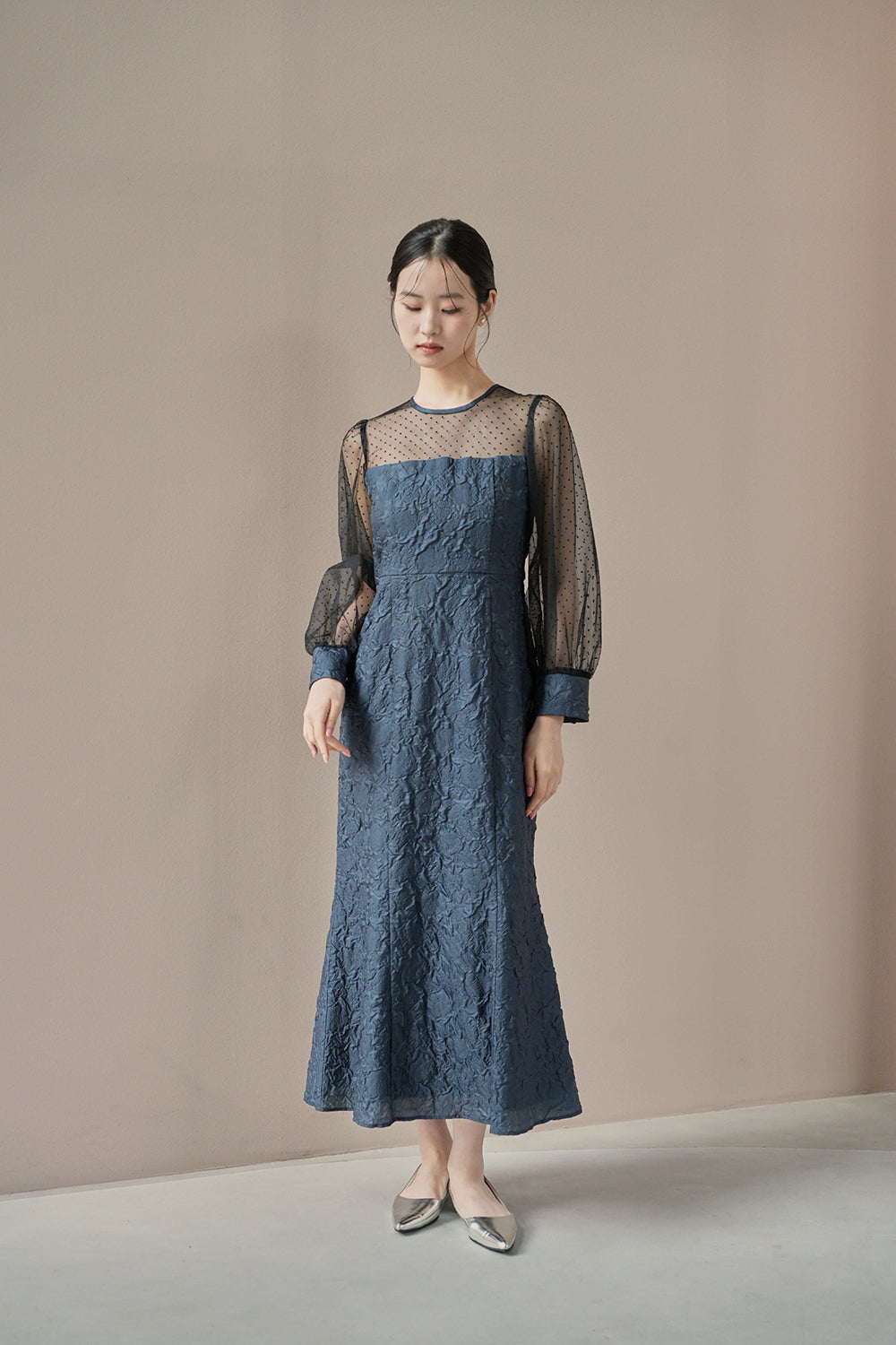 kaene エンボスフラワードットミックスドレス / 100979 | モデル身長170cm 着用サイズ38