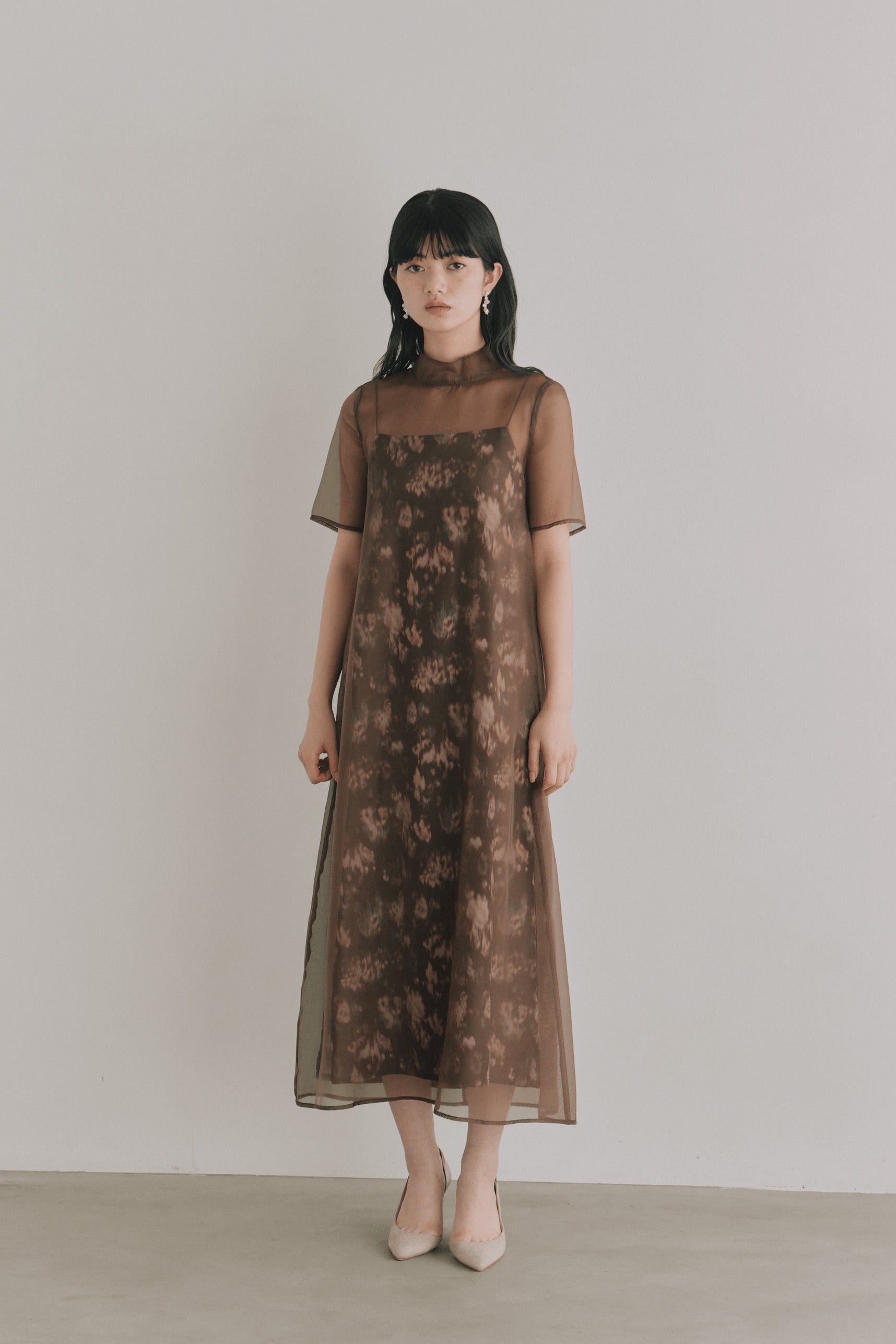 プリントレイアードオーガンジードレス / 101152 結婚式用ドレス brown | モデル身長165cm 着用サイズFREE