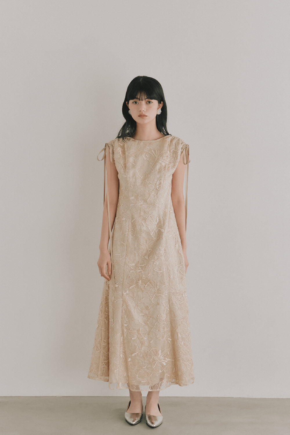 kaene エンボスフラワーリボンドレス / 101164 | モデル身長165cm 着用サイズM(38)