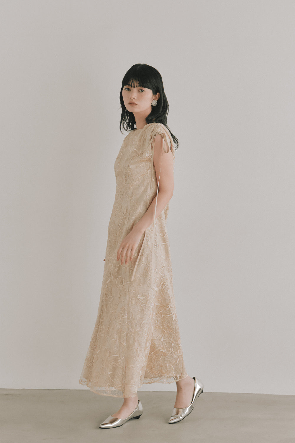 kaene エンボスフラワーリボンドレス / 101164 | モデル身長165cm 着用サイズM(38)