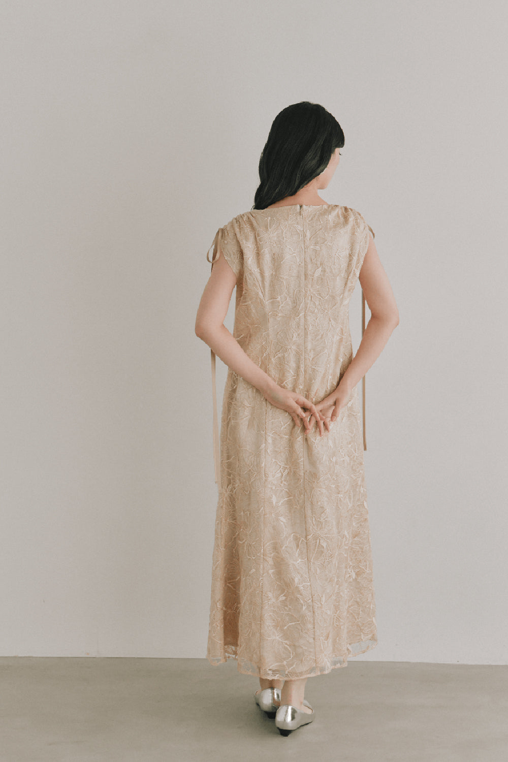 kaene エンボスフラワーリボンドレス / 101164 | モデル身長165cm 着用サイズM(38)