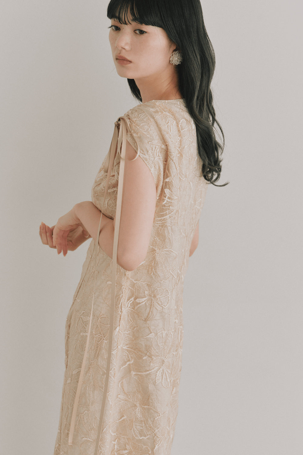 kaene エンボスフラワーリボンドレス / 101164 | モデル身長165cm 着用サイズM(38)