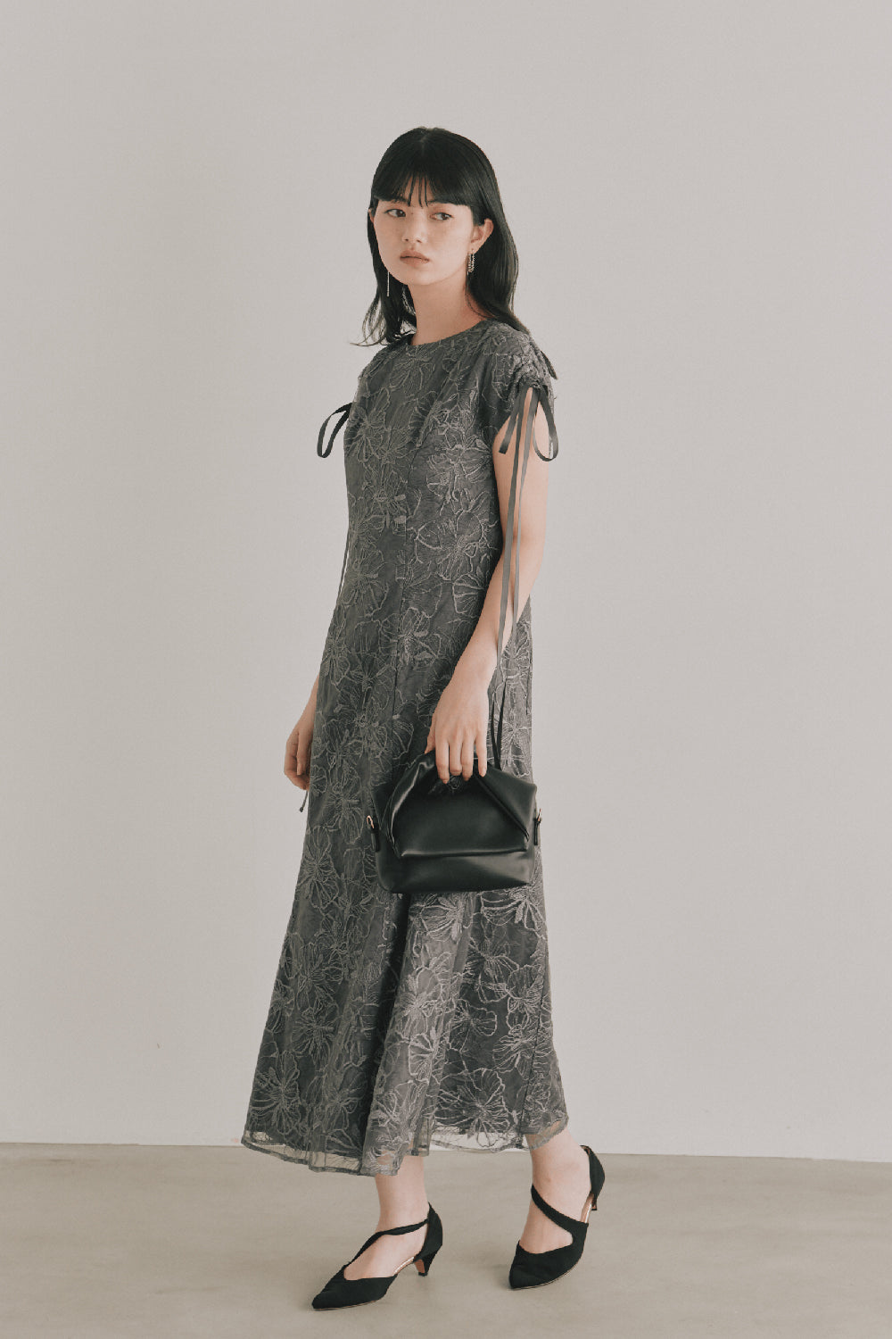 kaene エンボスフラワーリボンドレス / 101164 | モデル身長165cm 着用サイズS(36)