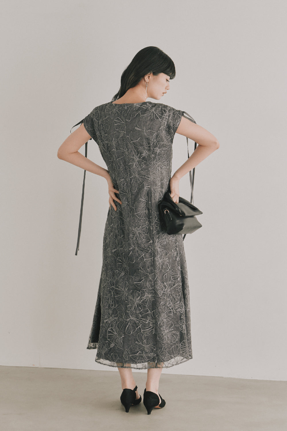 kaene エンボスフラワーリボンドレス / 101164 | モデル身長165cm 着用サイズS(36)