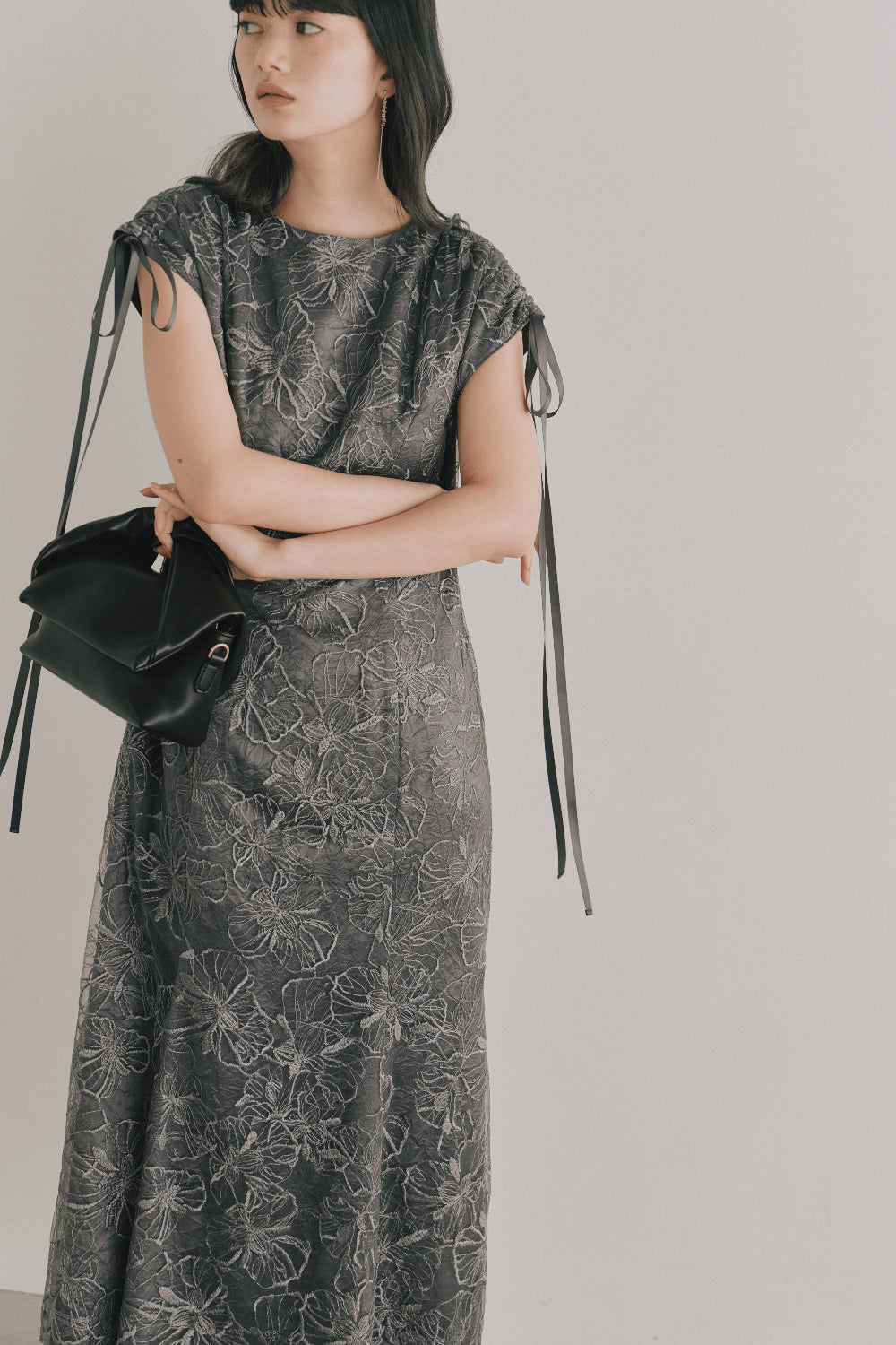 kaene エンボスフラワーリボンドレス / 101164 | モデル身長165cm 着用サイズS(36)