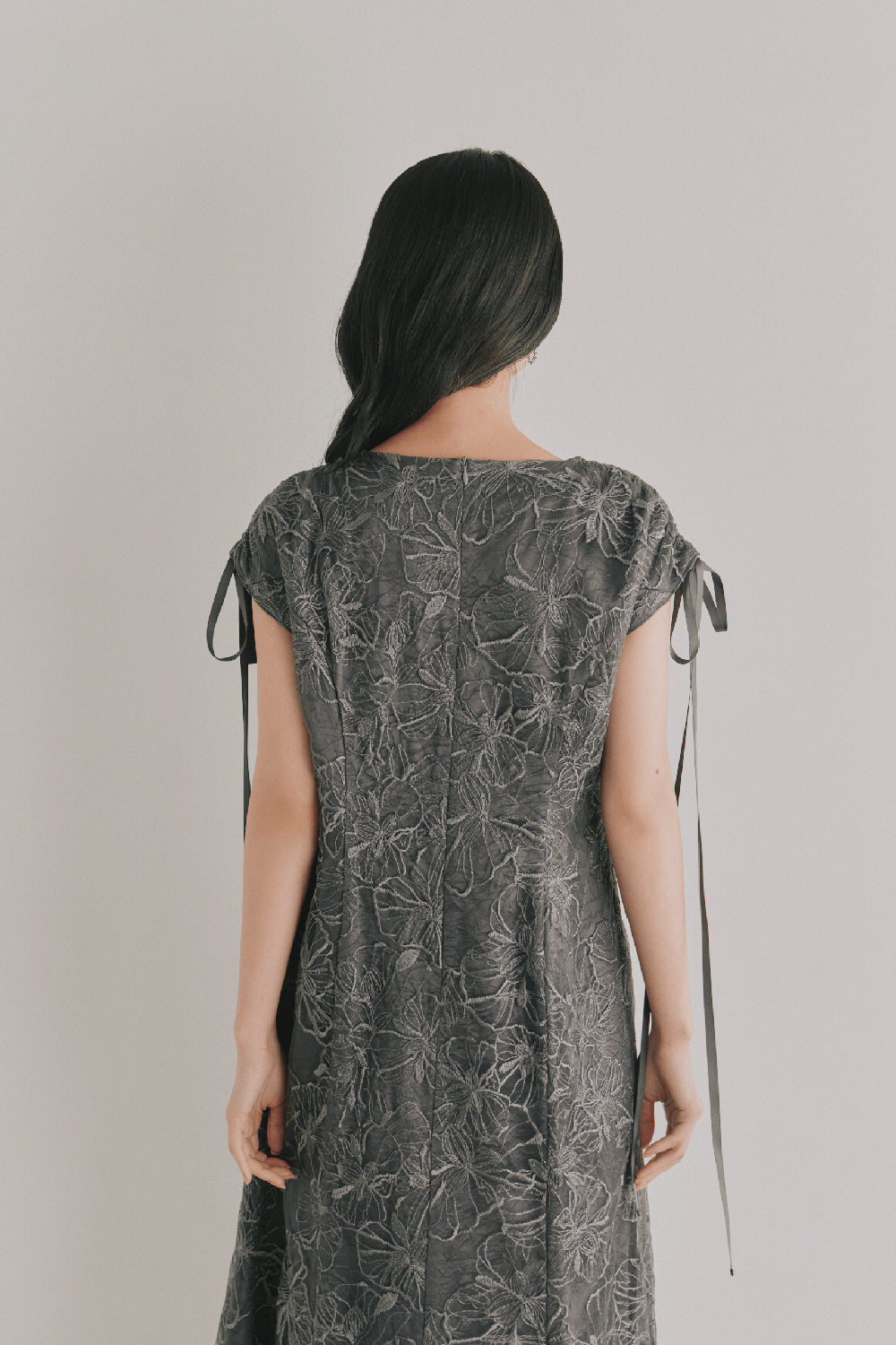 kaene エンボスフラワーリボンドレス / 101164 | モデル身長165cm 着用サイズS(36)