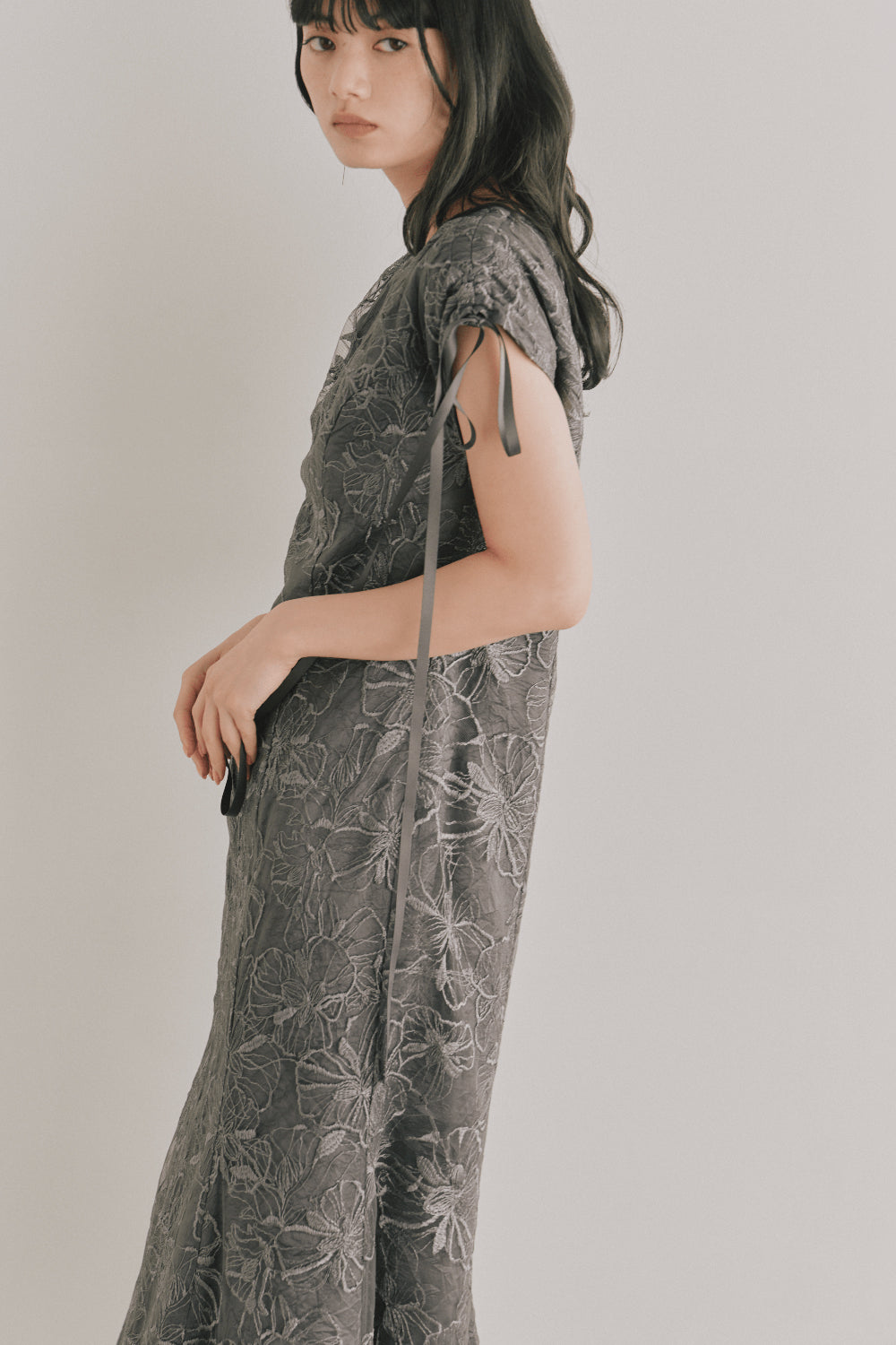 kaene エンボスフラワーリボンドレス / 101164 | モデル身長165cm 着用サイズS(36)