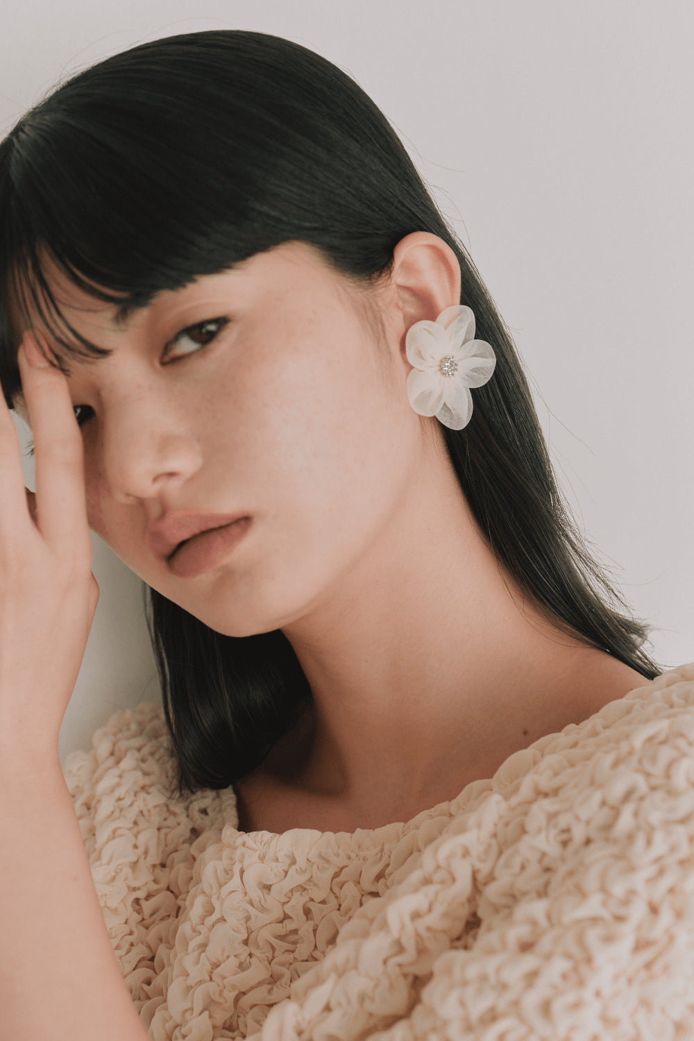 kaene シフォンペタルパールイヤリング / 032008 | off white
