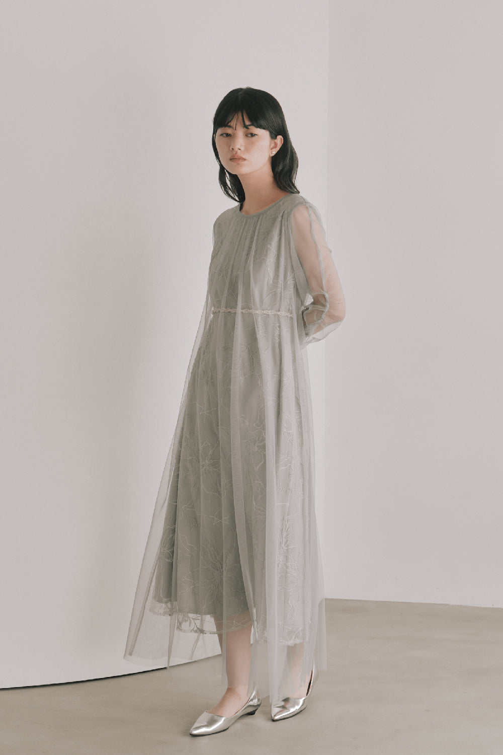 kaene シアーペタルレイヤードドレス / 101136 結婚式用ドレス mintgray | モデル身長165cm 着用サイズFREE※003071ベルト着用