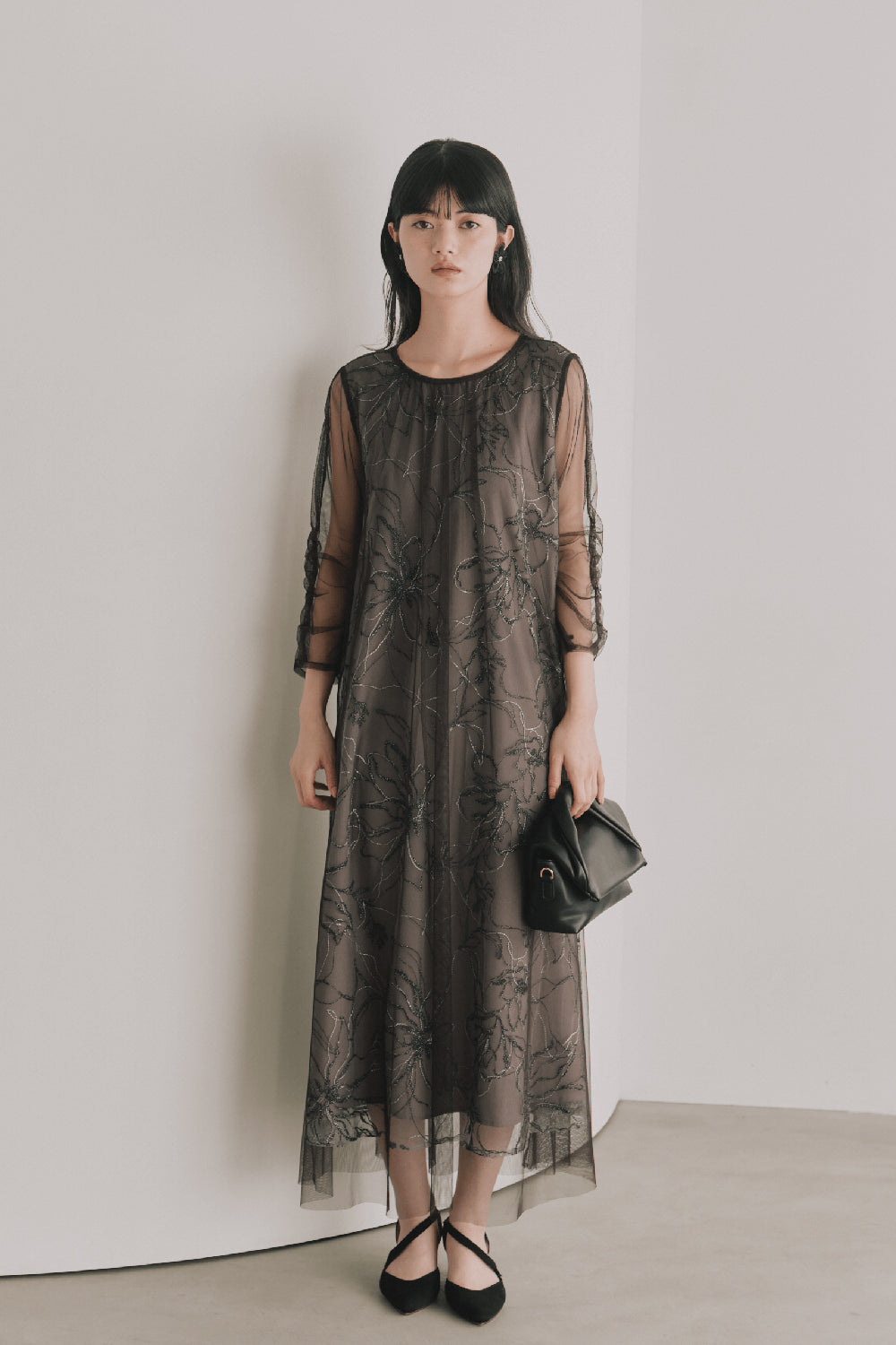 kaene シアーペタルレイヤードドレス / 101136 結婚式用ドレス charcoal | モデル身長165cm 着用サイズFREE