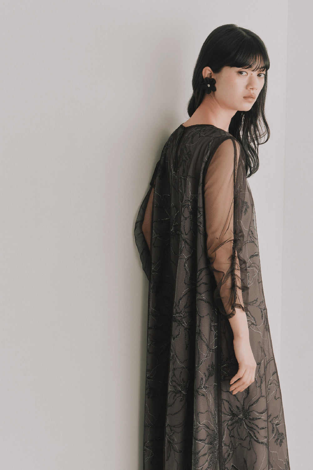 kaene シアーペタルレイヤードドレス / 101136 結婚式用ドレス charcoal | モデル身長165cm 着用サイズFREE