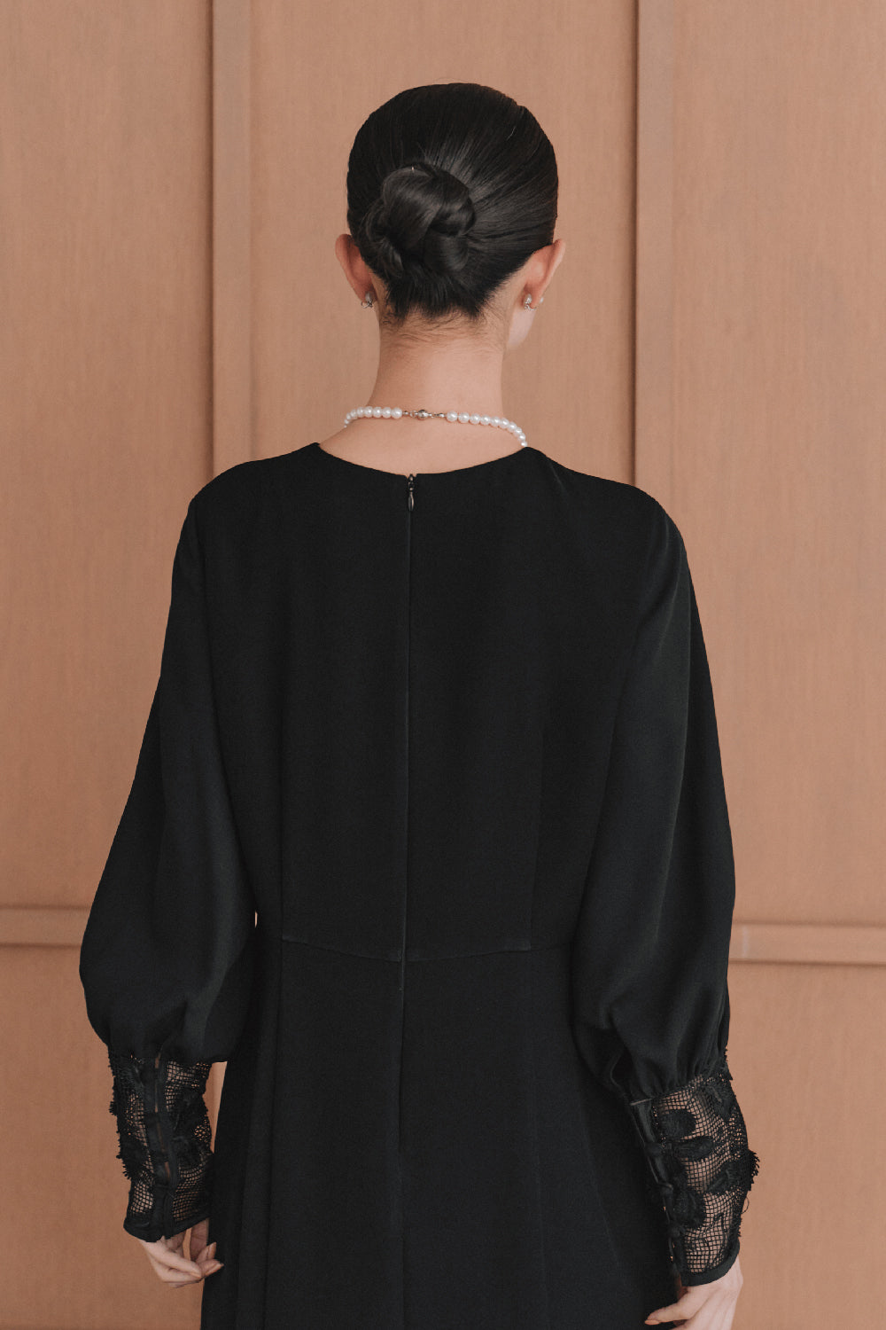 kaene エンブロイダリースリーブドレス / 100905 | モデル身長165cm 着用サイズM(38)