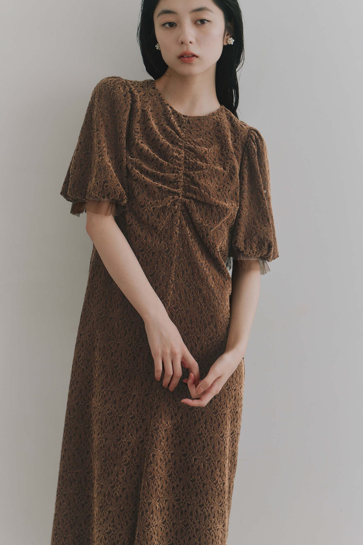 kaene フロントギャザーフラワーモチーフドレス / 101197 結婚式用ゲストドレス brown | モデル身長162cm 着用サイズS(36)