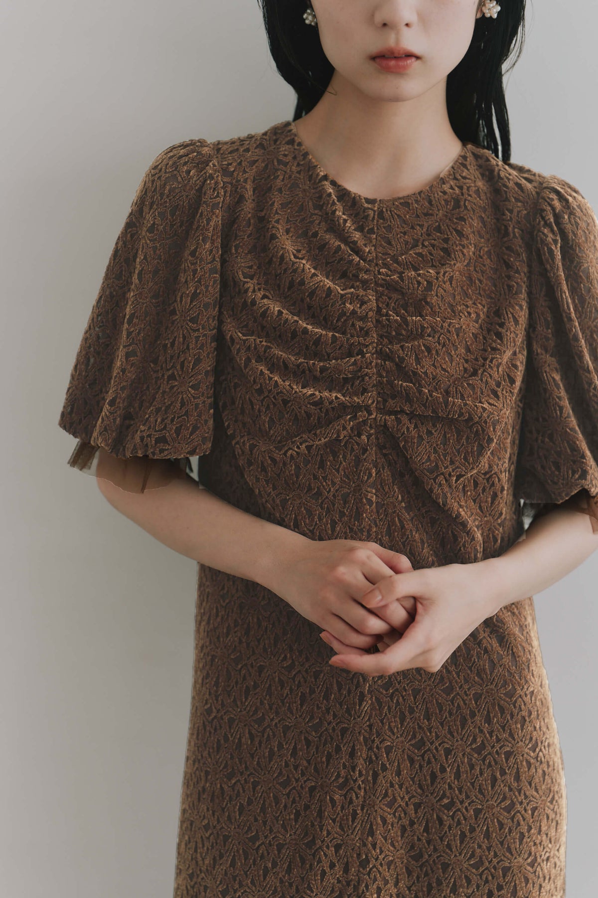 kaene フロントギャザーフラワーモチーフドレス / 101197 結婚式用ゲストドレス brown | モデル身長162cm 着用サイズS(36)