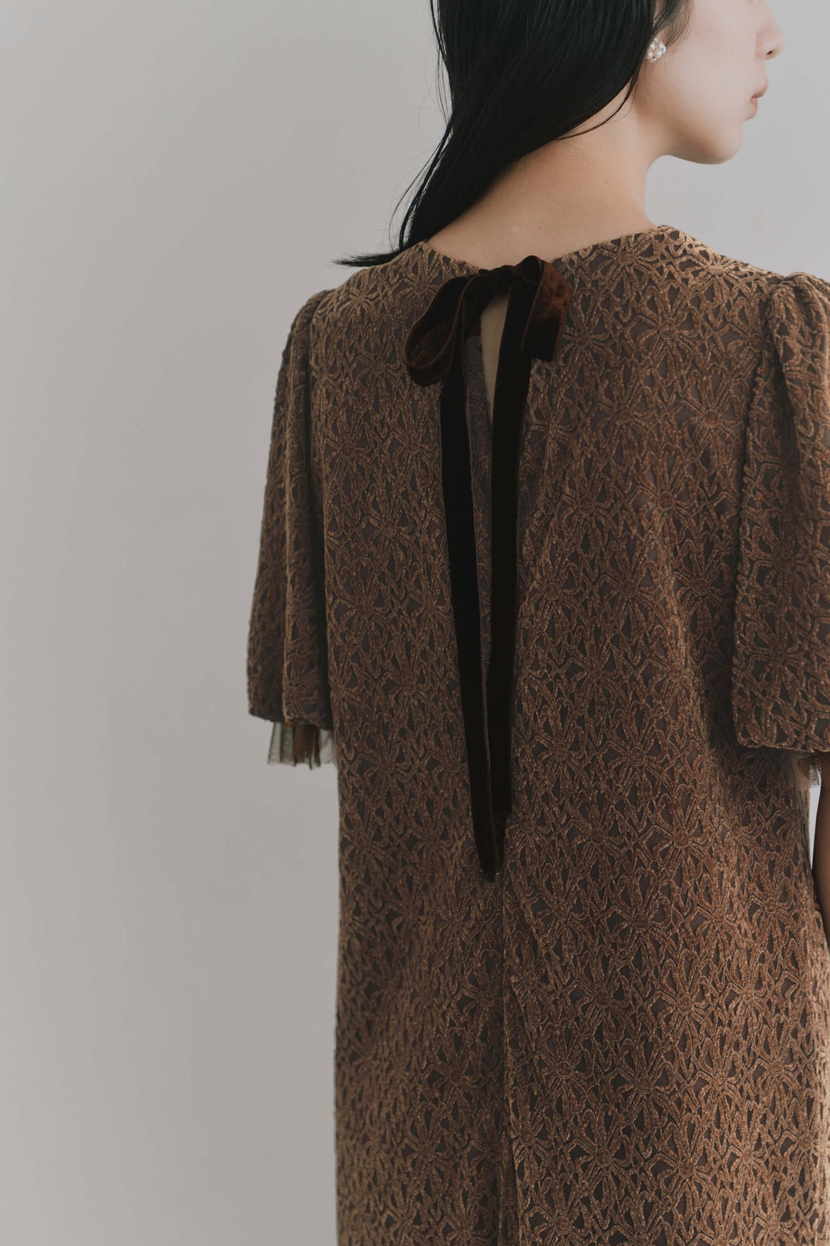 kaene フロントギャザーフラワーモチーフドレス / 101197 結婚式用ゲストドレス brown | モデル身長162cm 着用サイズS(36)