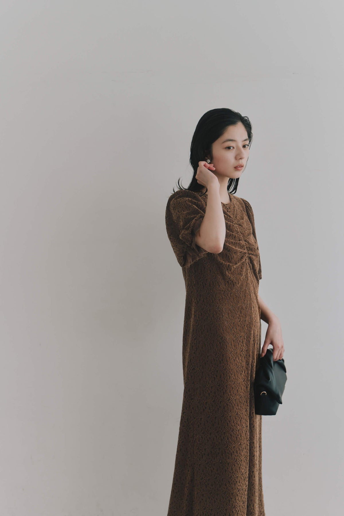 kaene フロントギャザーフラワーモチーフドレス / 101197 結婚式用ゲストドレス brown | モデル身長162cm 着用サイズS(36)