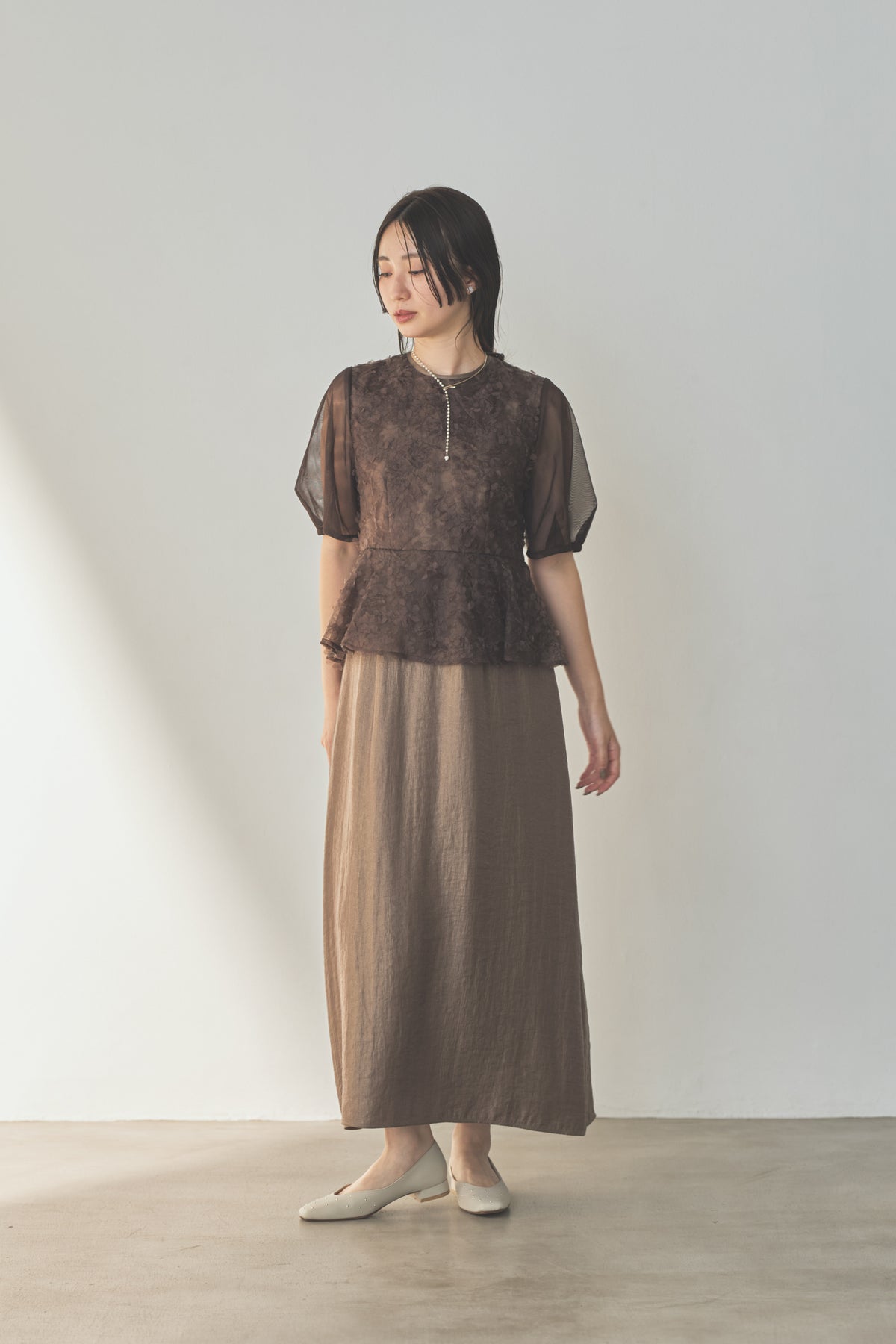 kaene フラワーペタルレイヤードドレス / 101224 結婚式用ゲストドレス brown | モデル身長160cm 着用サイズS(36)