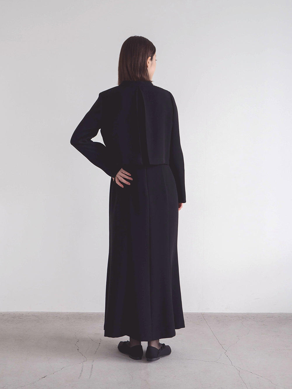 kaene バックタックジャケット / 005347 | モデル身長162cm 着用サイズ36 ※エンブロイダリーカフスドレス (100905)着用
