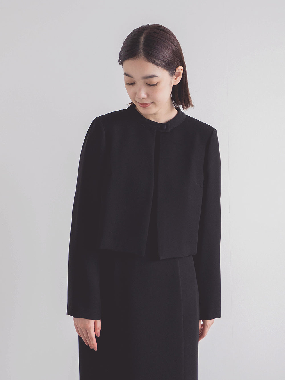 kaene バックタックジャケット / 005347 | モデル身長162cm 着用サイズ36 ※エンブロイダリーカフスドレス (100905)着用