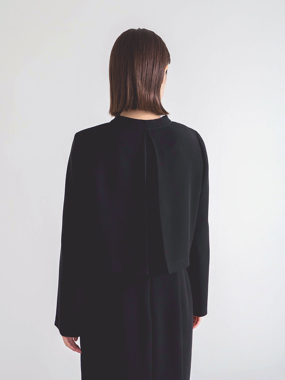 kaene バックタックジャケット / 005347 | モデル身長162cm 着用サイズ36 ※エンブロイダリーカフスドレス (100905)着用