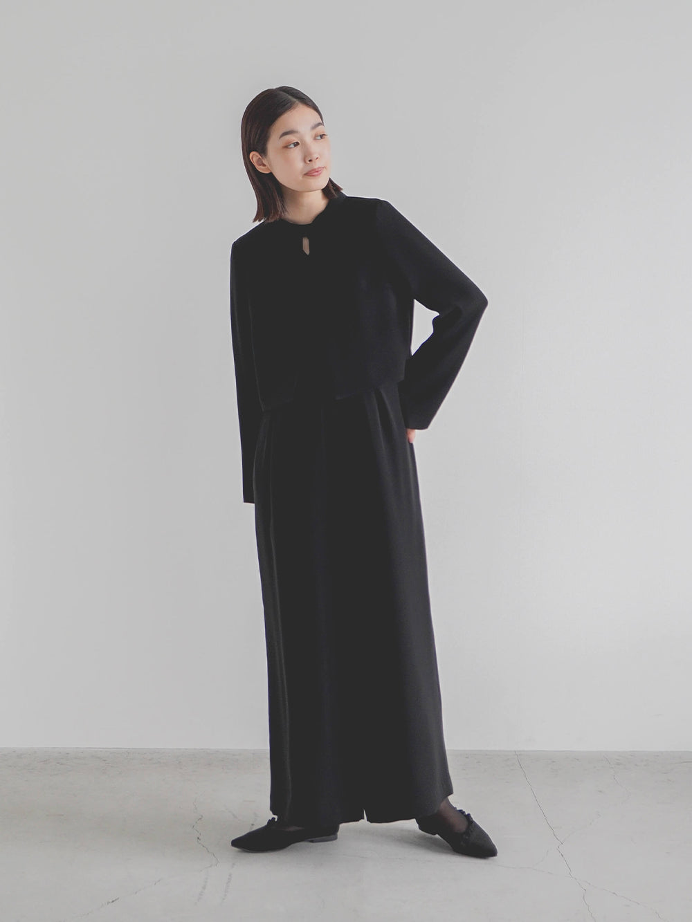 kaene バックタックジャケット / 005347 | モデル身長162cm 着用サイズ36 ※カーブネックオールインワン(100900)着用
