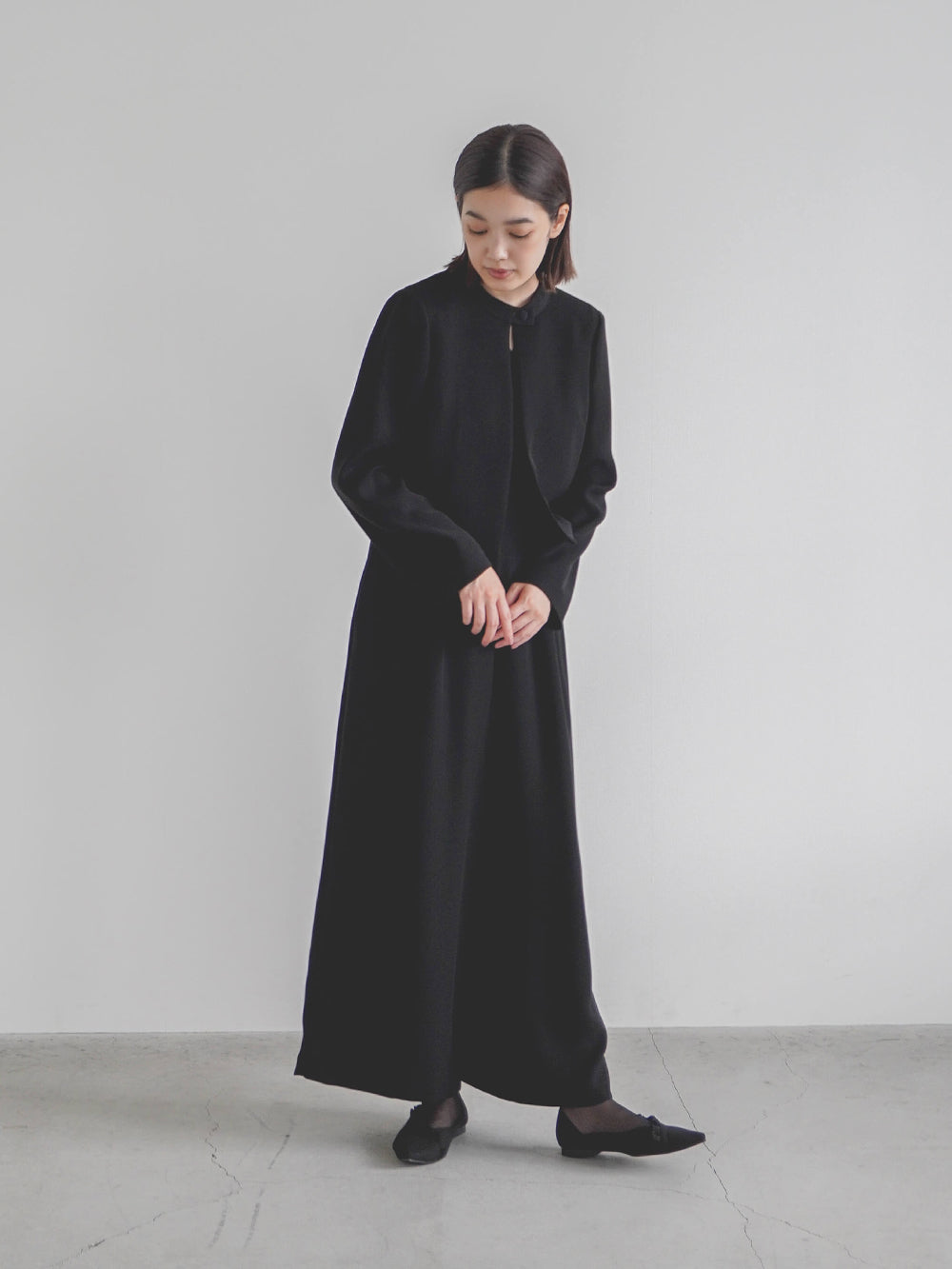 kaene バックタックジャケット / 005347 | モデル身長162cm 着用サイズ36 ※カーブネックオールインワン(100900)着用