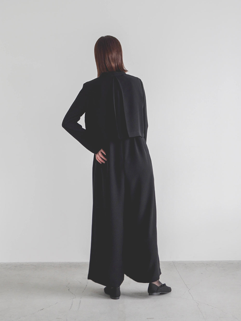 kaene バックタックジャケット / 005347 | モデル身長162cm 着用サイズ36 ※カーブネックオールインワン(100900)着用