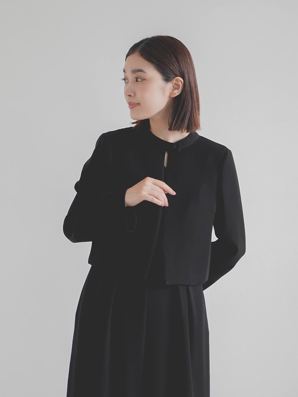 kaene バックタックジャケット / 005347 | モデル身長162cm 着用サイズ36 ※カーブネックオールインワン(100900)着用